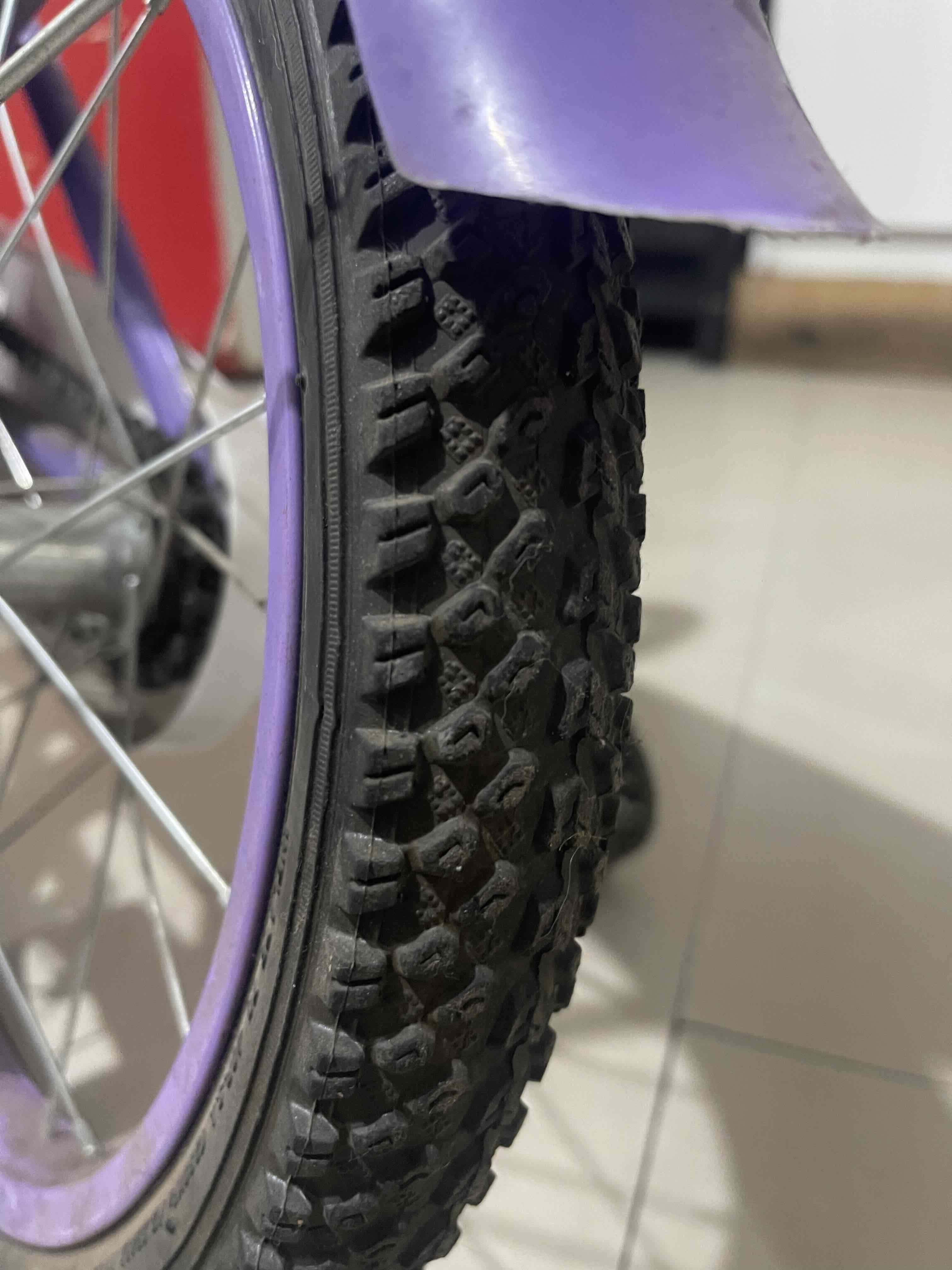 Bicicleta infantil morada con ruedas - miniatura 2