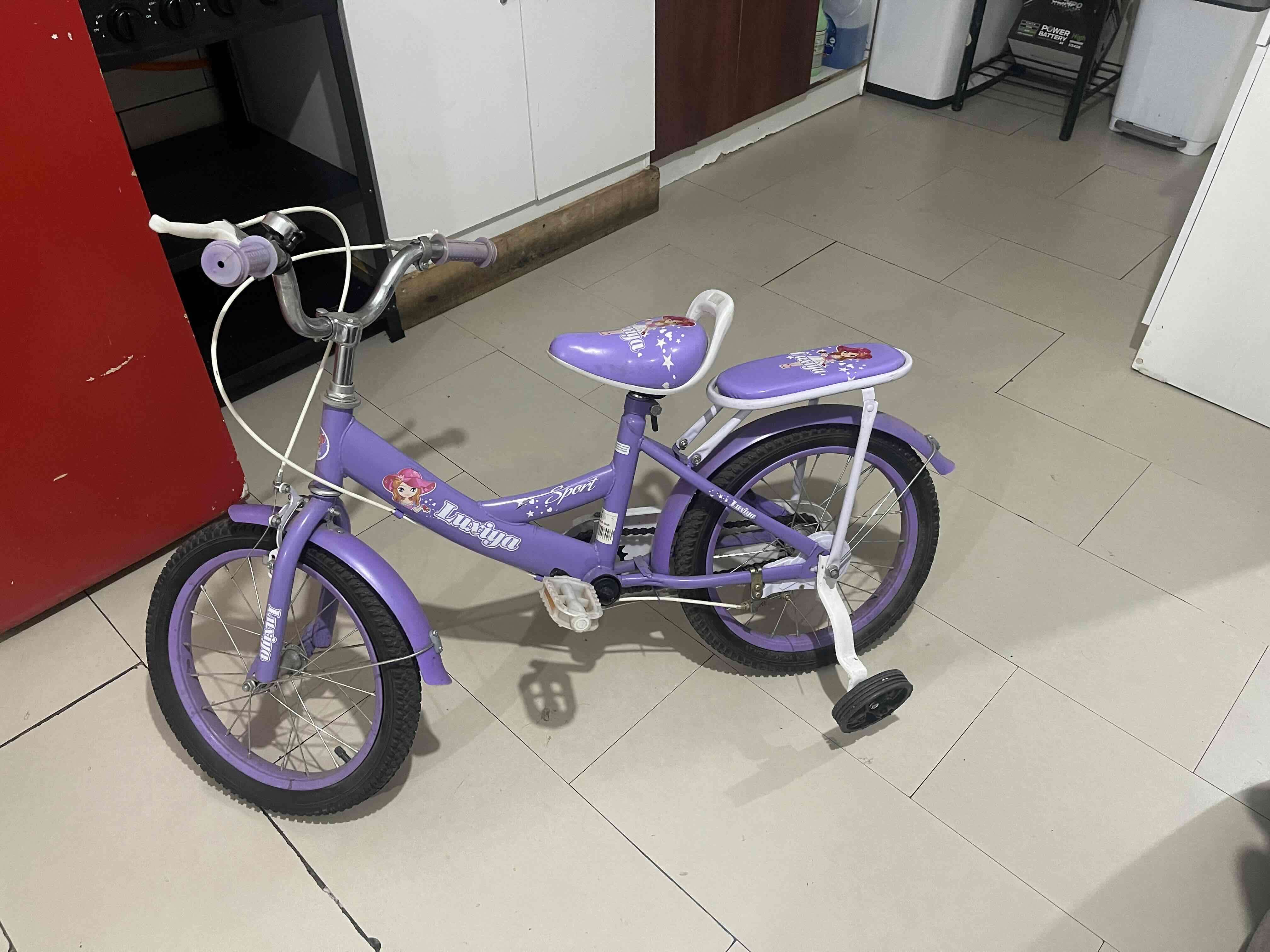 Bicicleta infantil morada con ruedas - miniatura 3