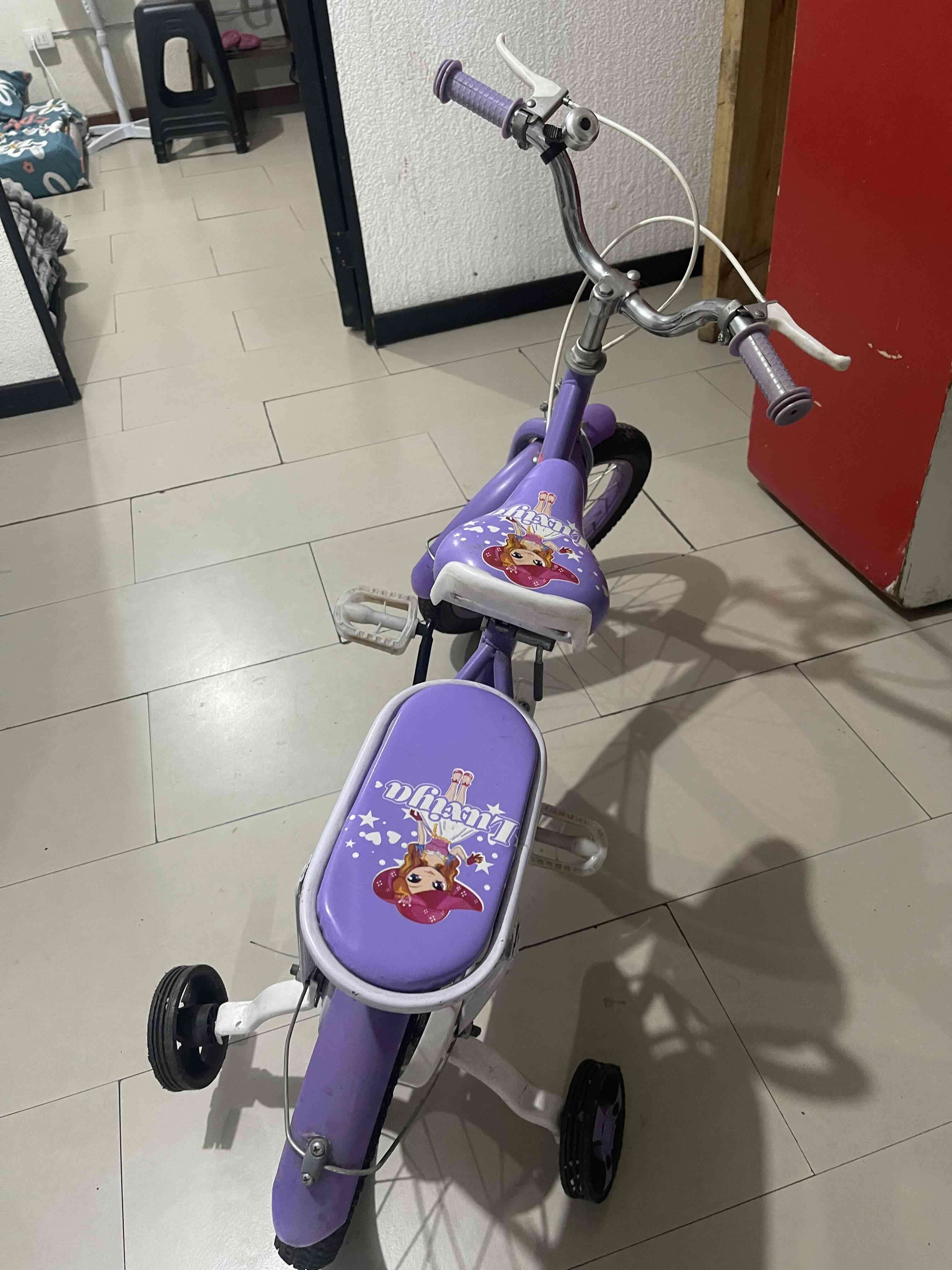 Bicicleta infantil morada con ruedas - miniatura 4