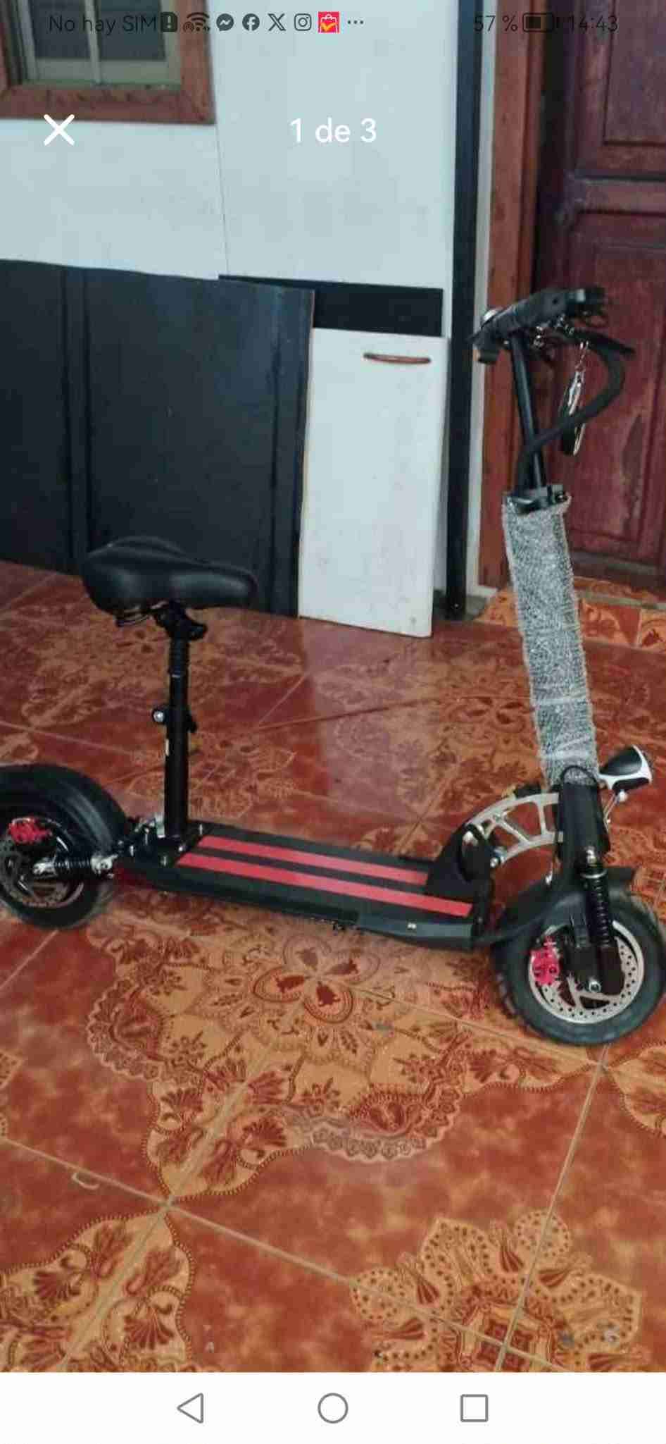 Scooter eléctrico negro con asiento