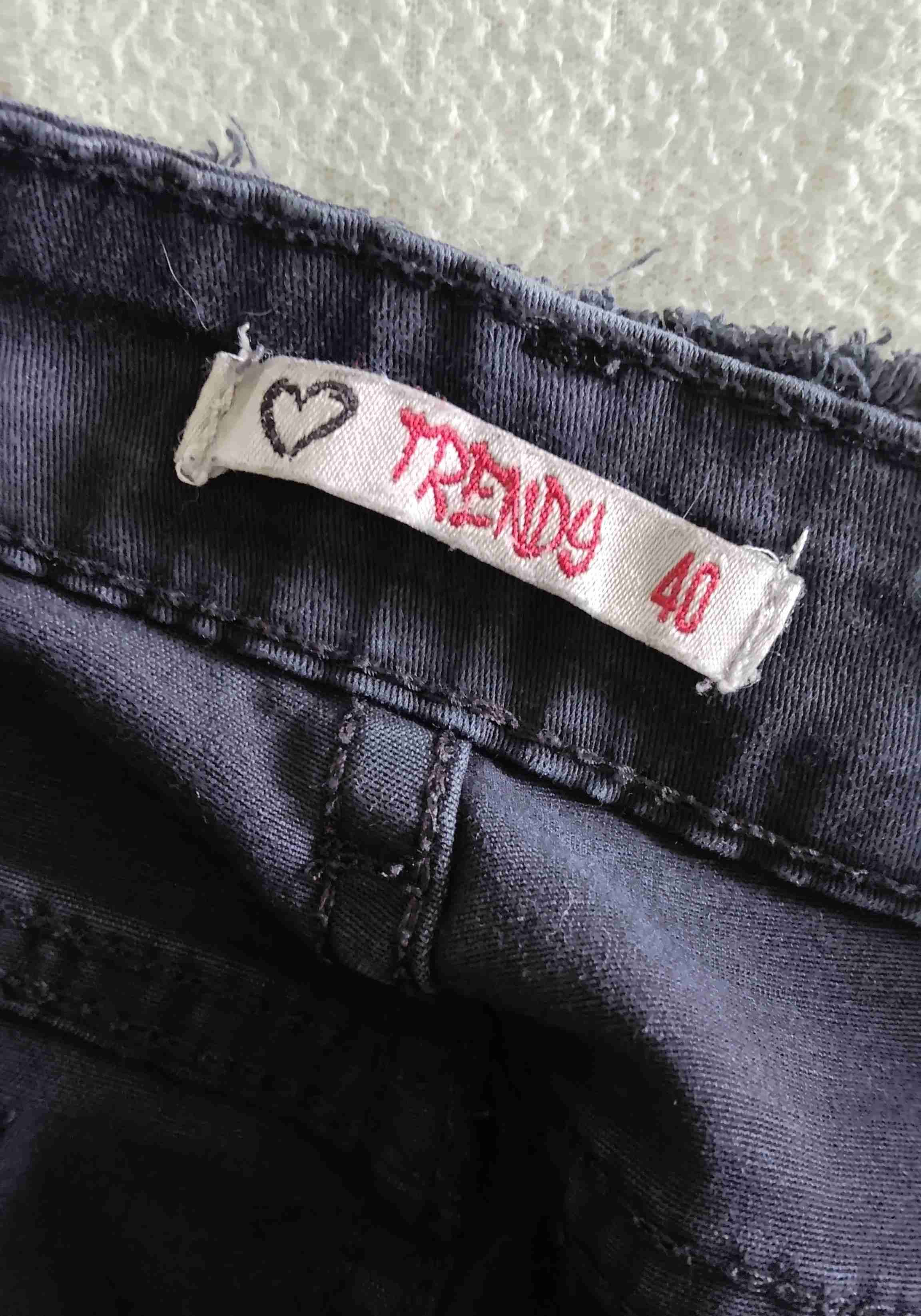 Jeans negros con rasgaduras - miniatura 4