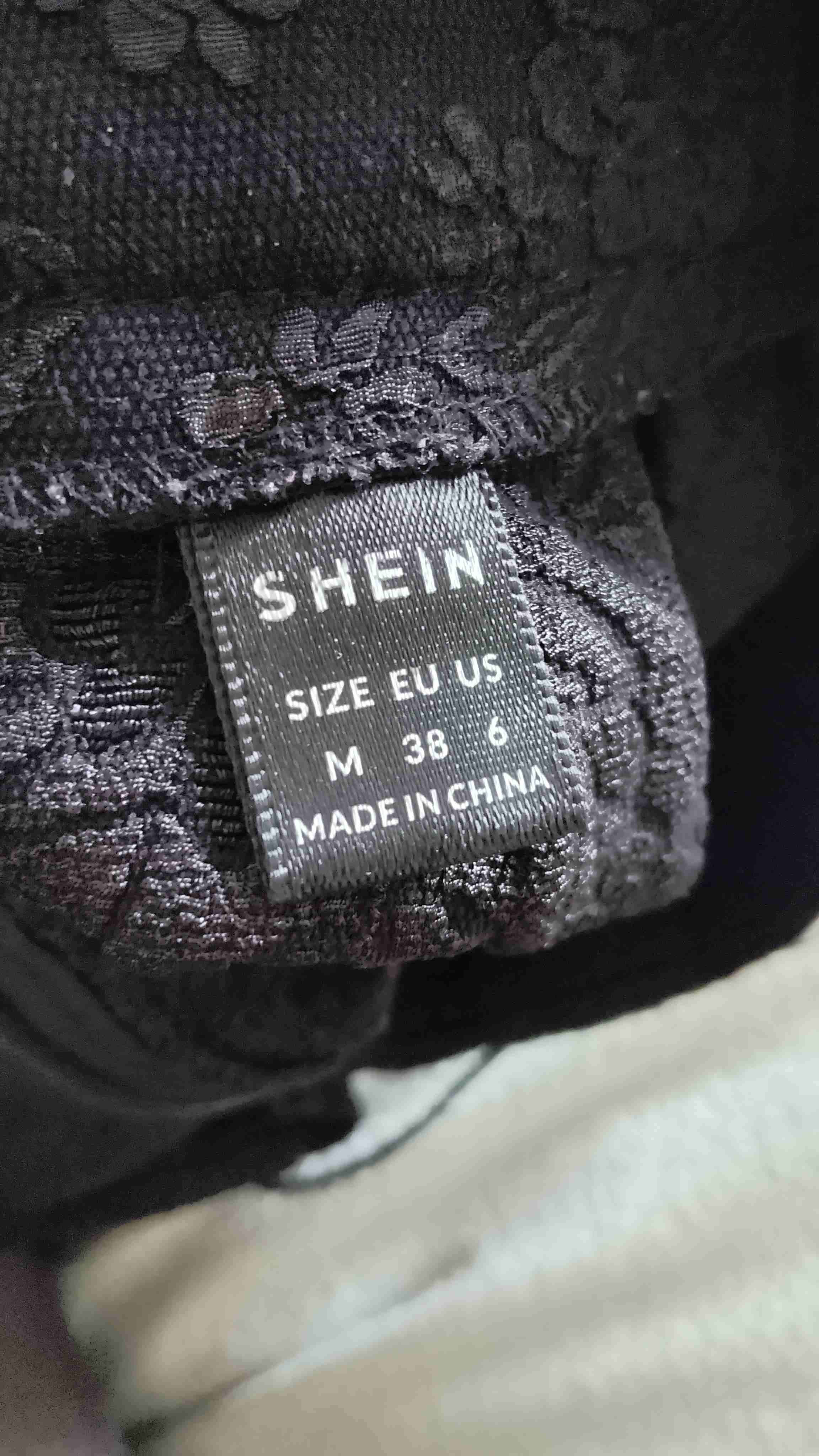 Falda gótica negra elegante con encaje - miniatura 3