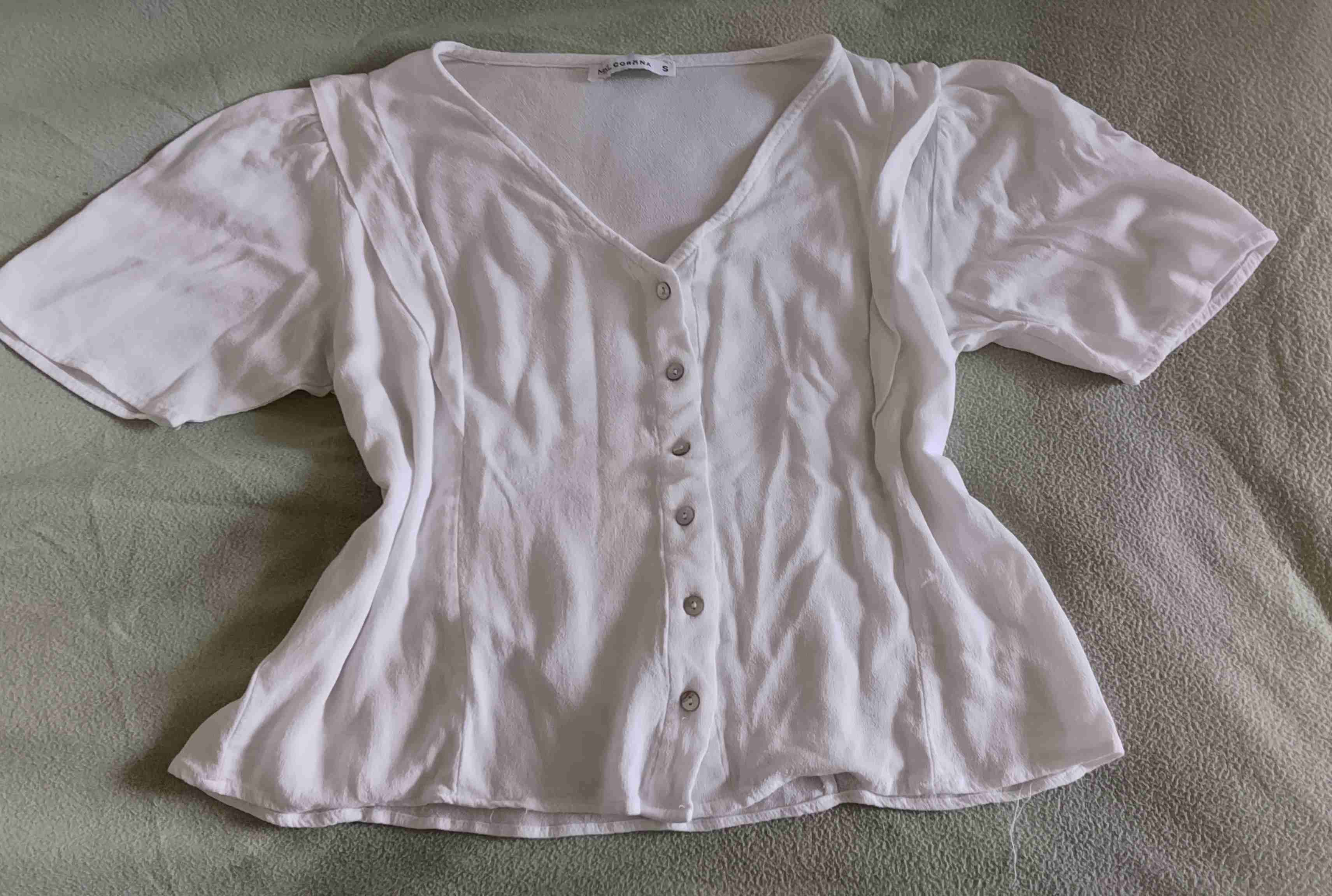 Blusa blanca con botones - miniatura 1