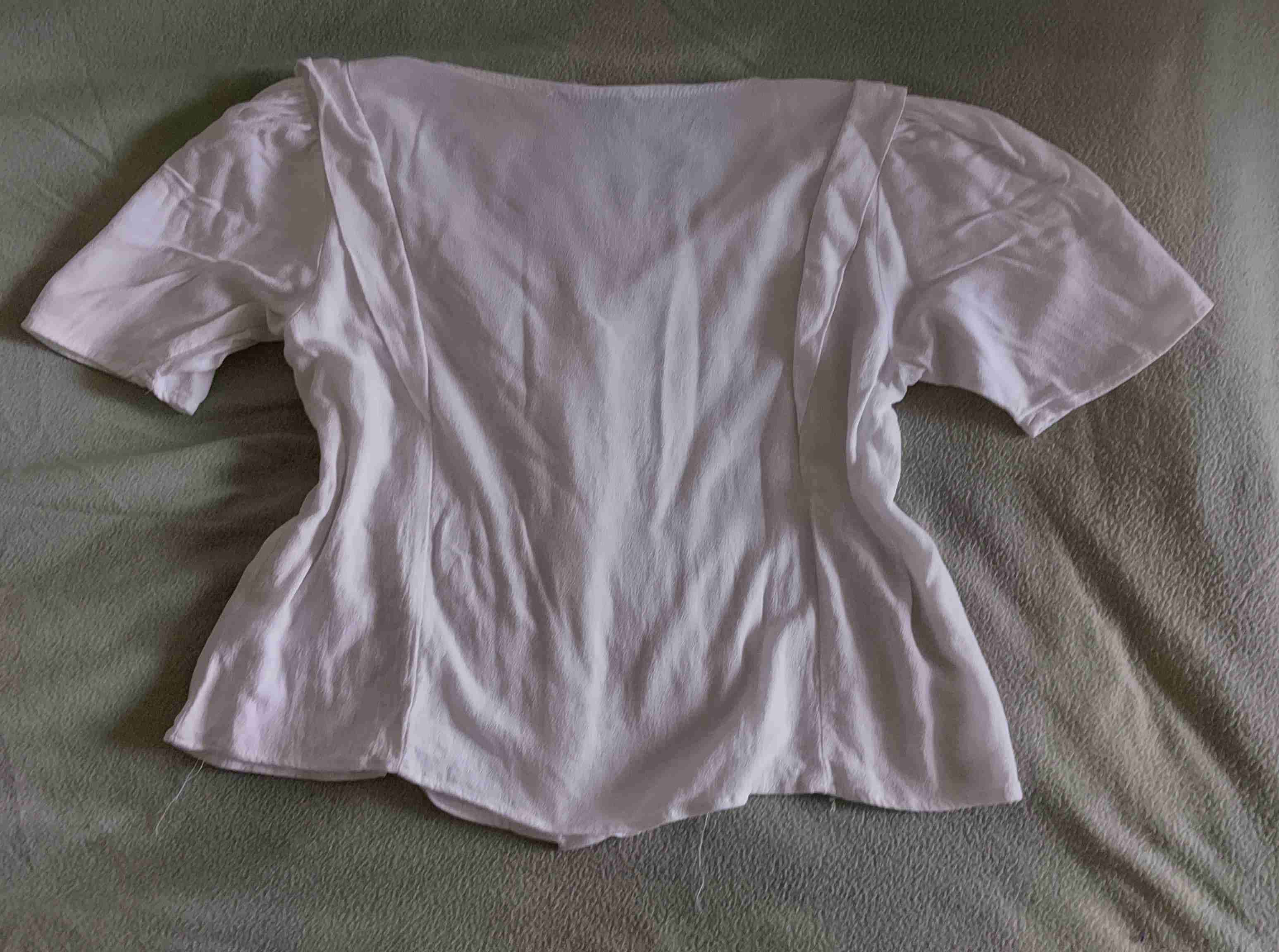 Blusa blanca con botones - miniatura 2