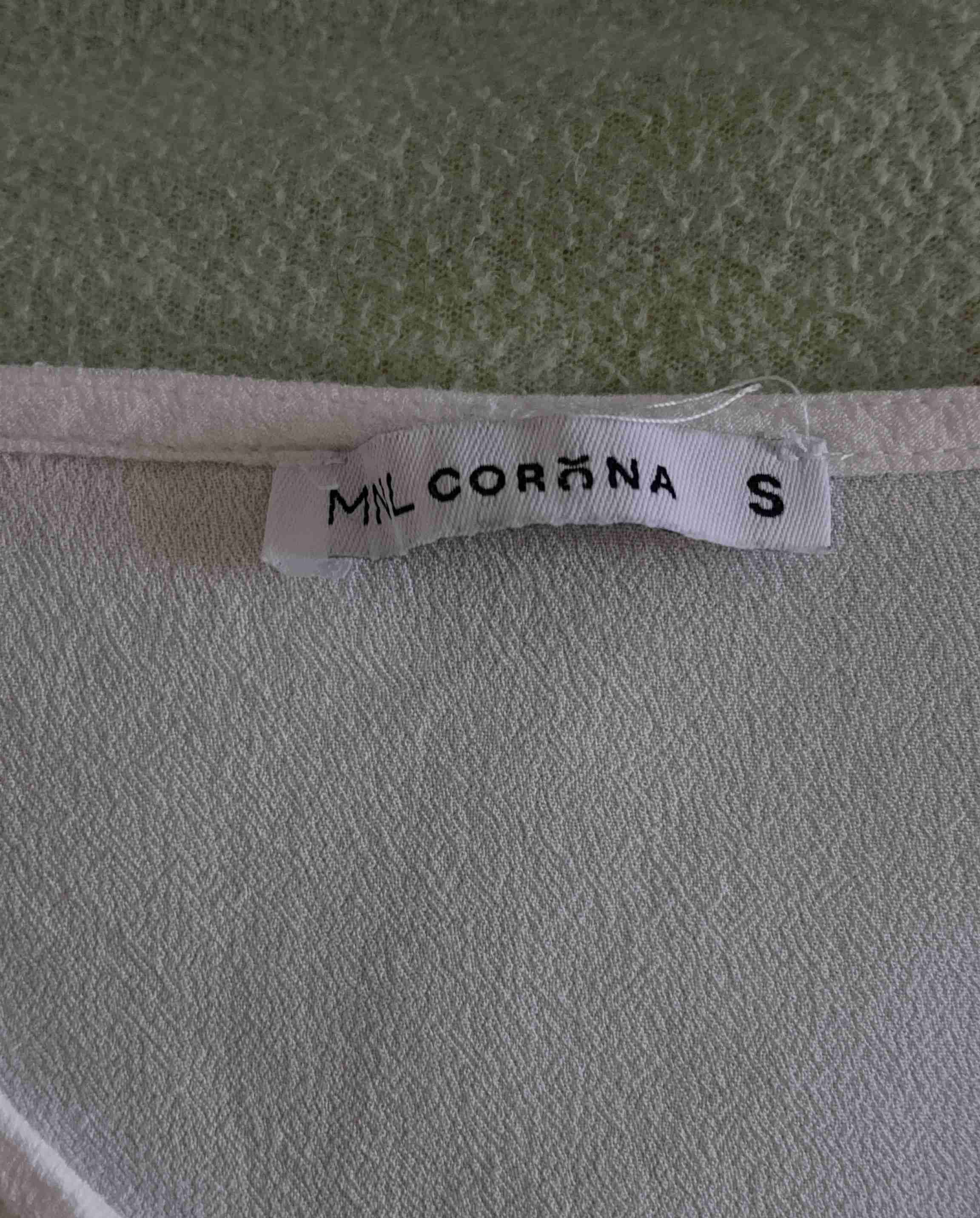 Blusa blanca con botones - miniatura 3