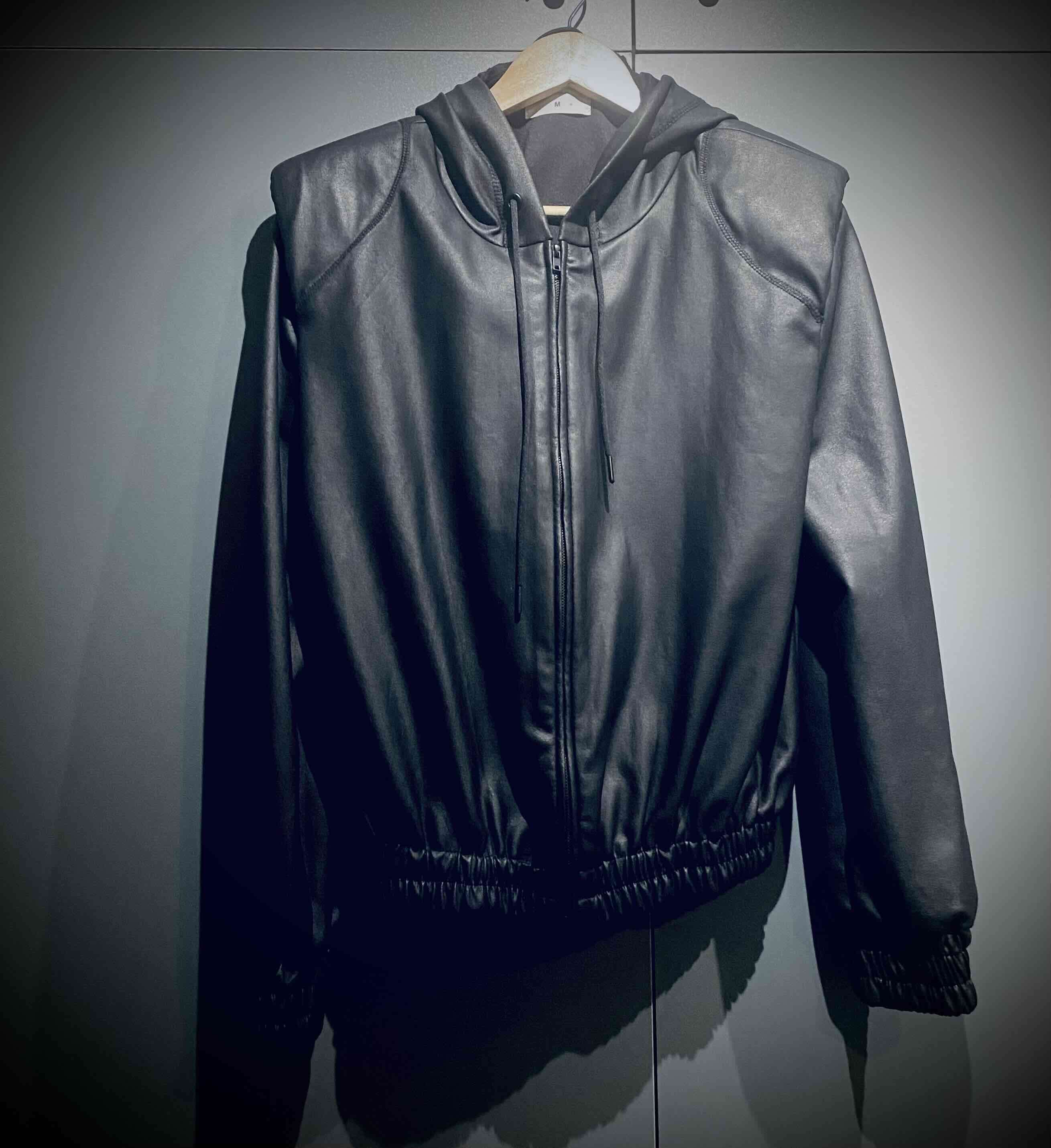 Chaqueta negra con capucha - miniatura 1