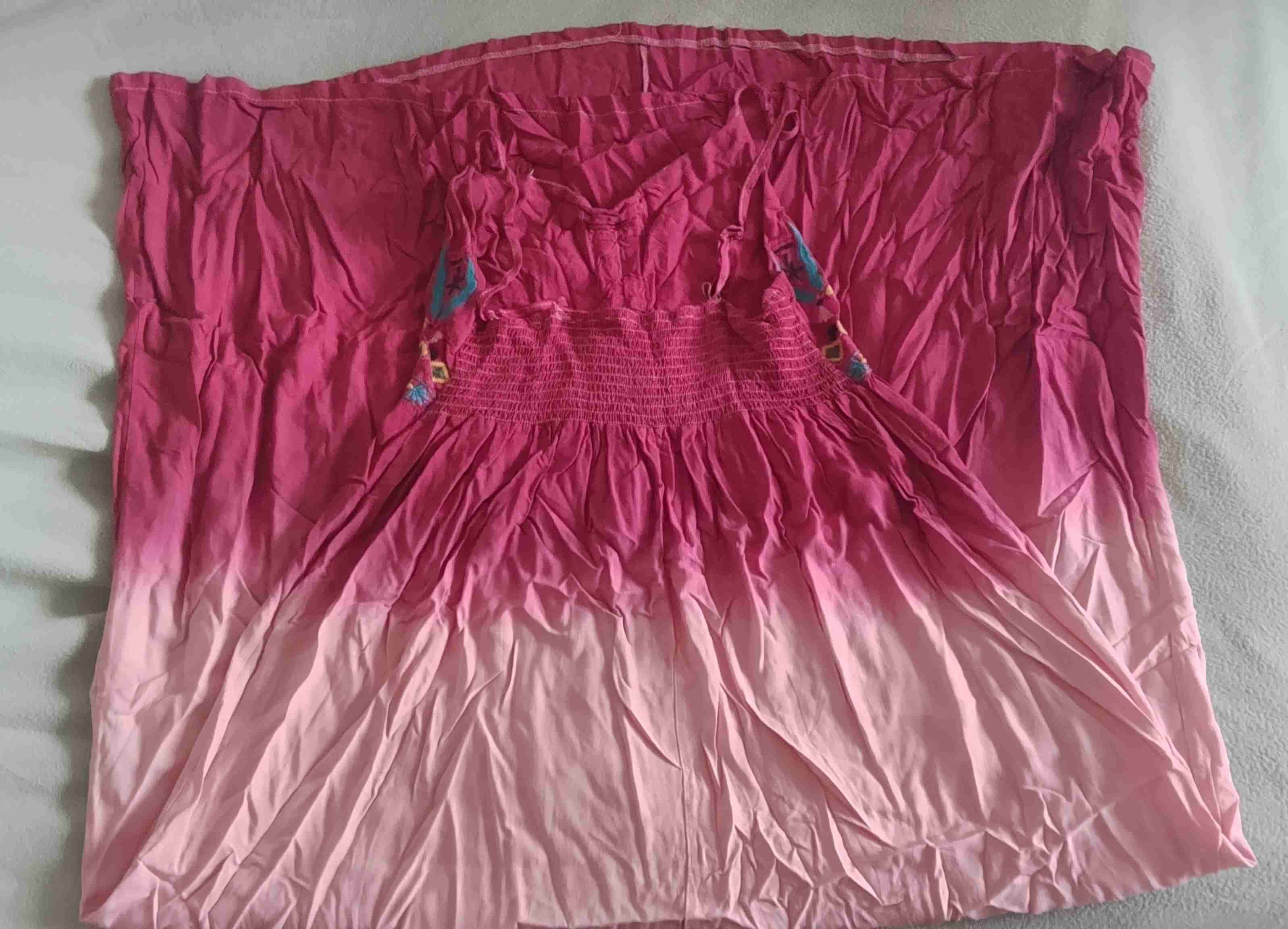 Vestido rosado con bordado - miniatura 2