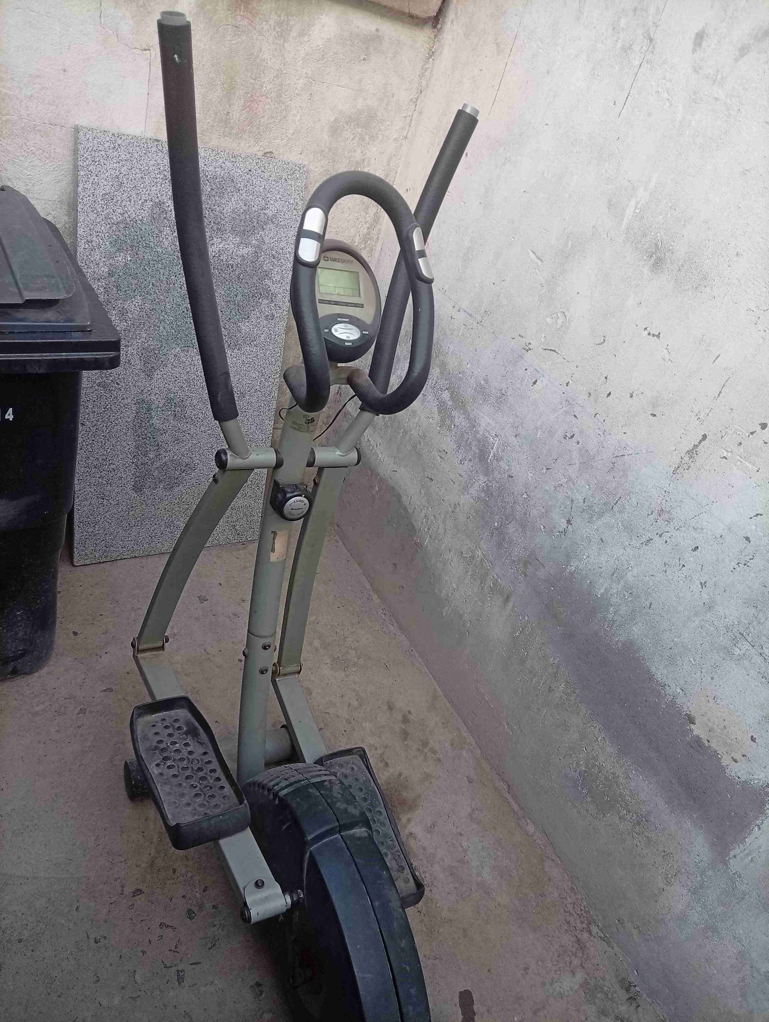Elíptica estática usada y bicicleta - miniatura 3