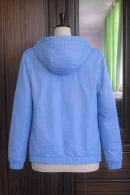 Chaqueta tipo cortaviento Celeste c/gorro😻 - miniatura 2