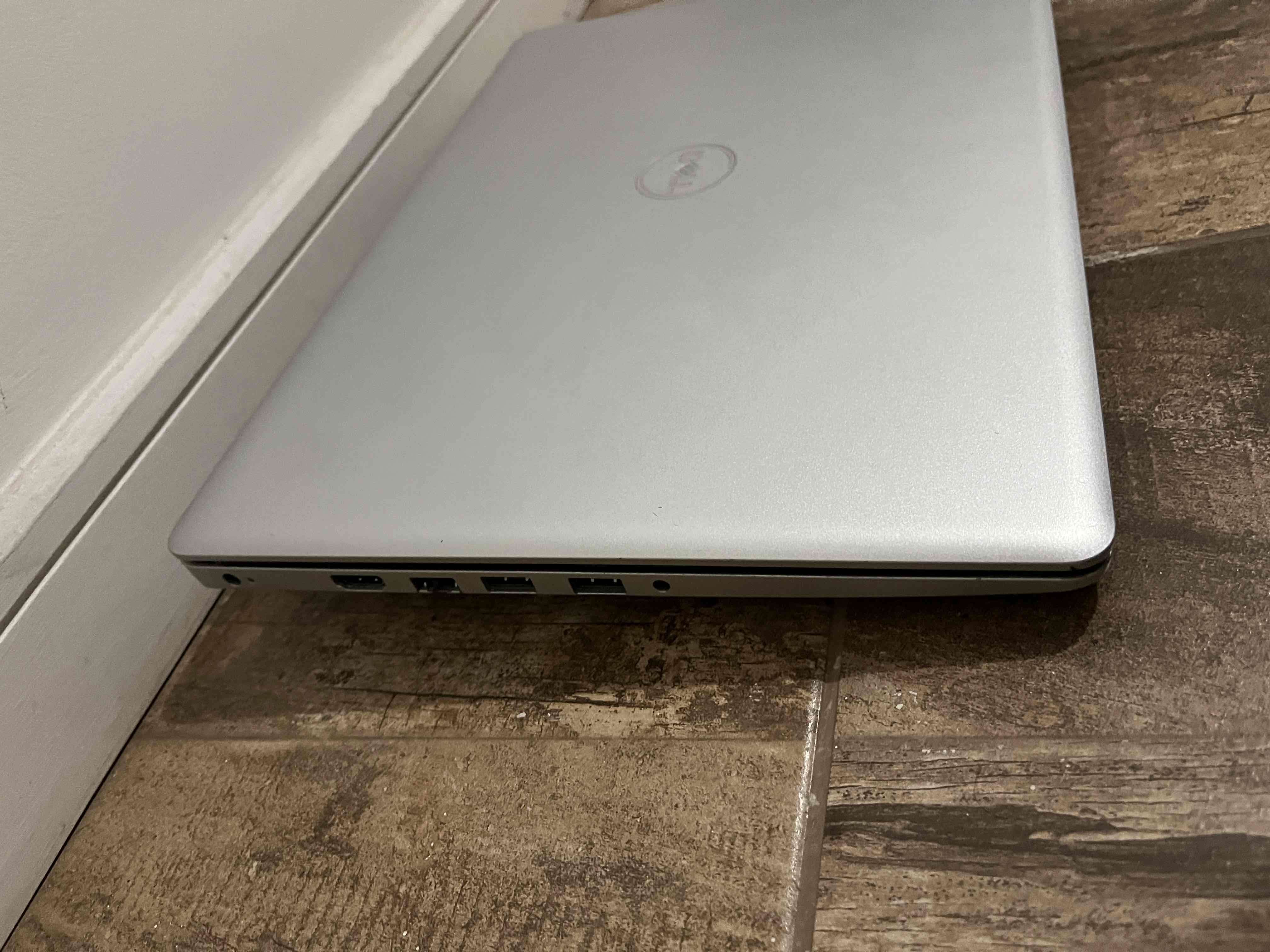 Laptop Dell Inspiron 3481 - miniatura 2