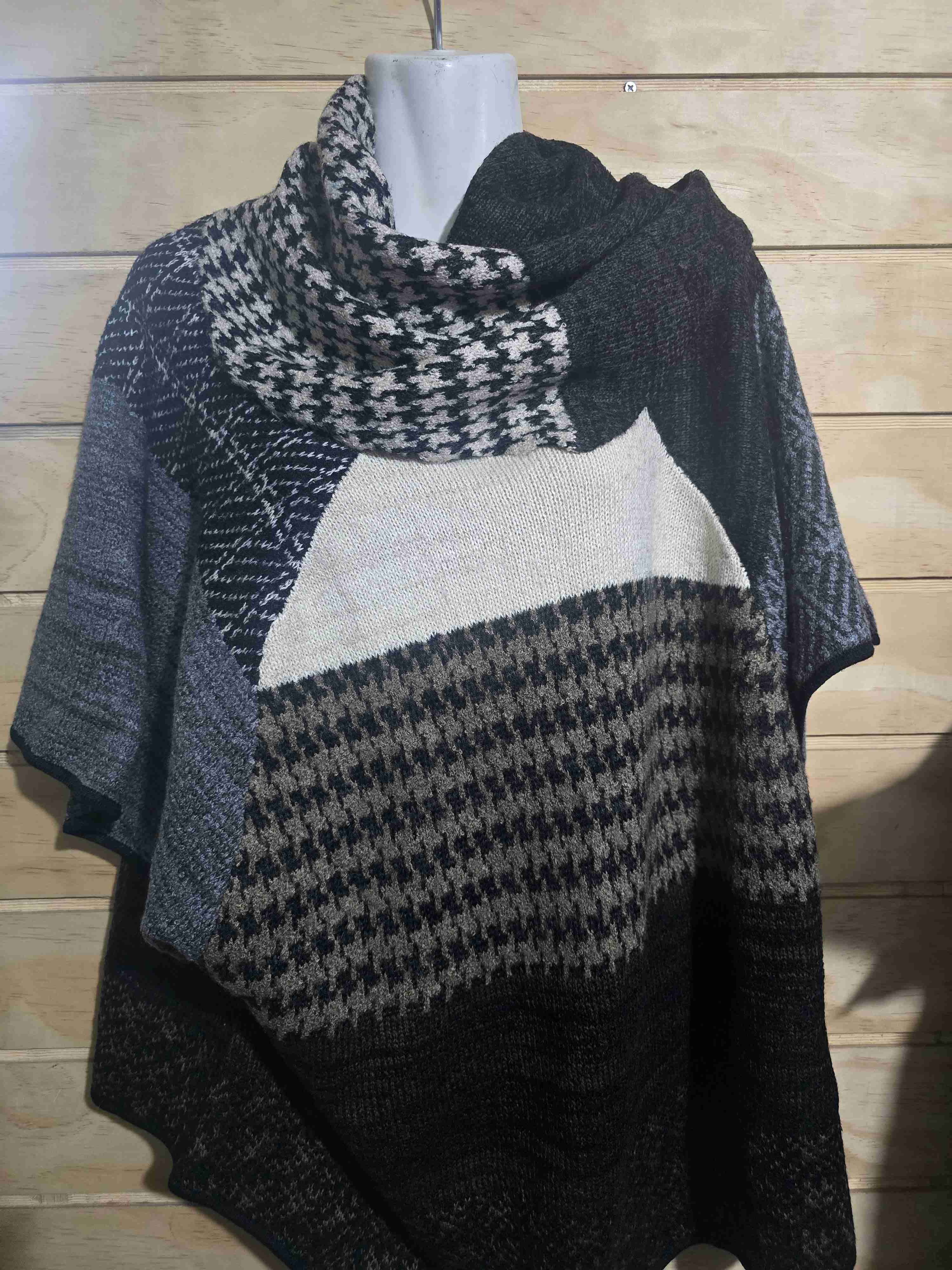 Poncho de lana en tonos oscuros - miniatura 3