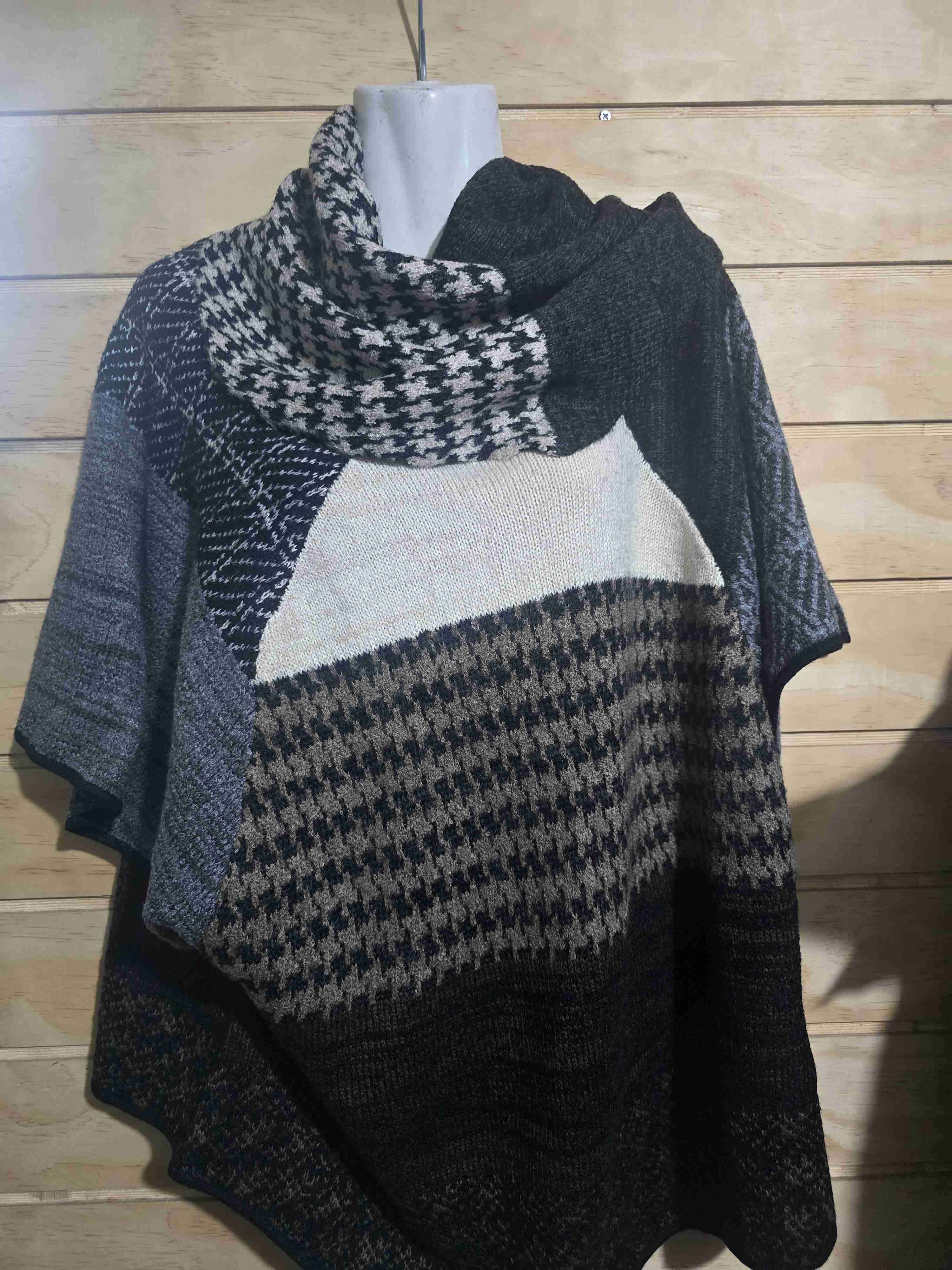 Poncho de lana en tonos oscuros - miniatura 4