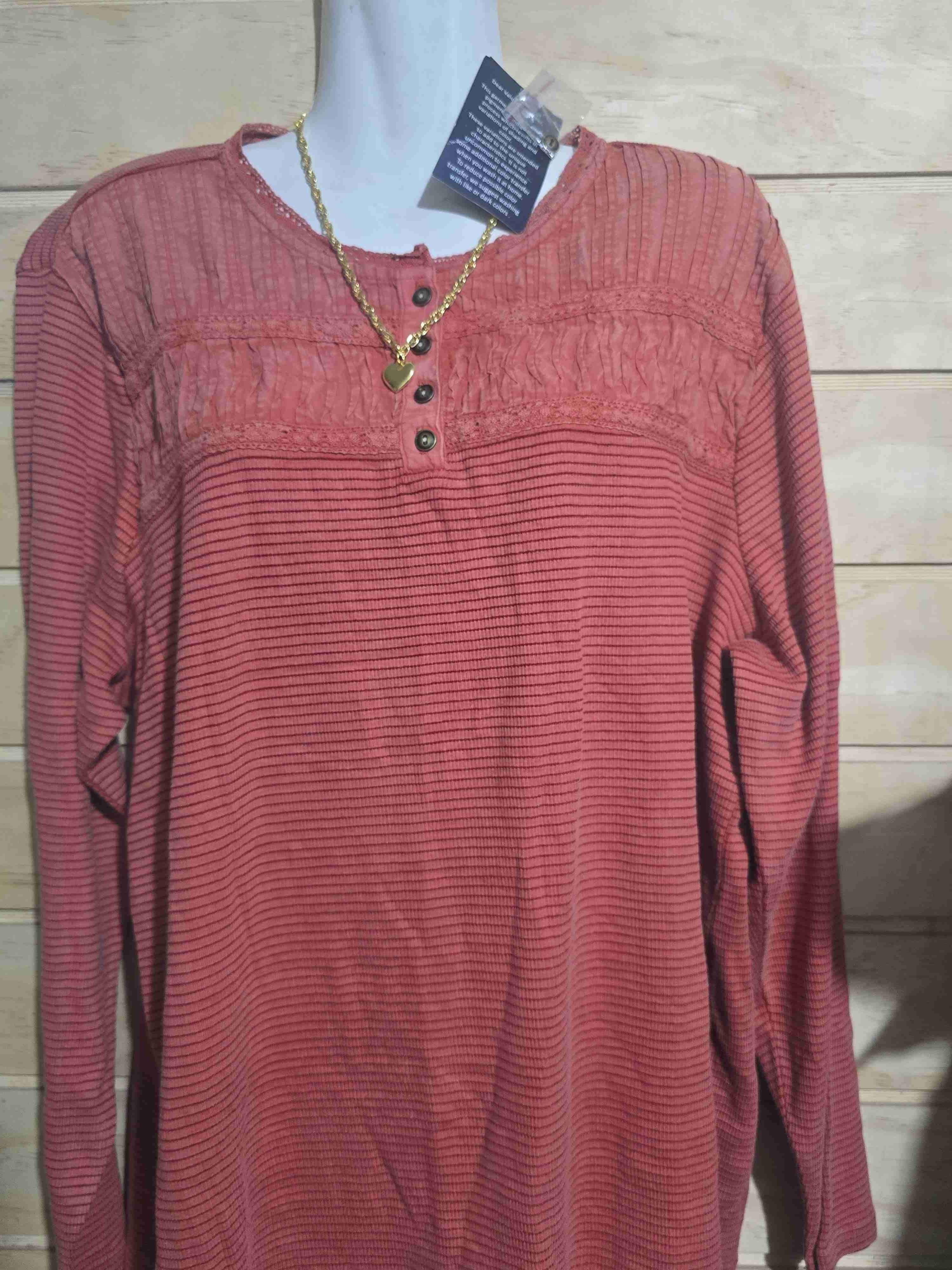 Blusa roja con encaje - miniatura 2