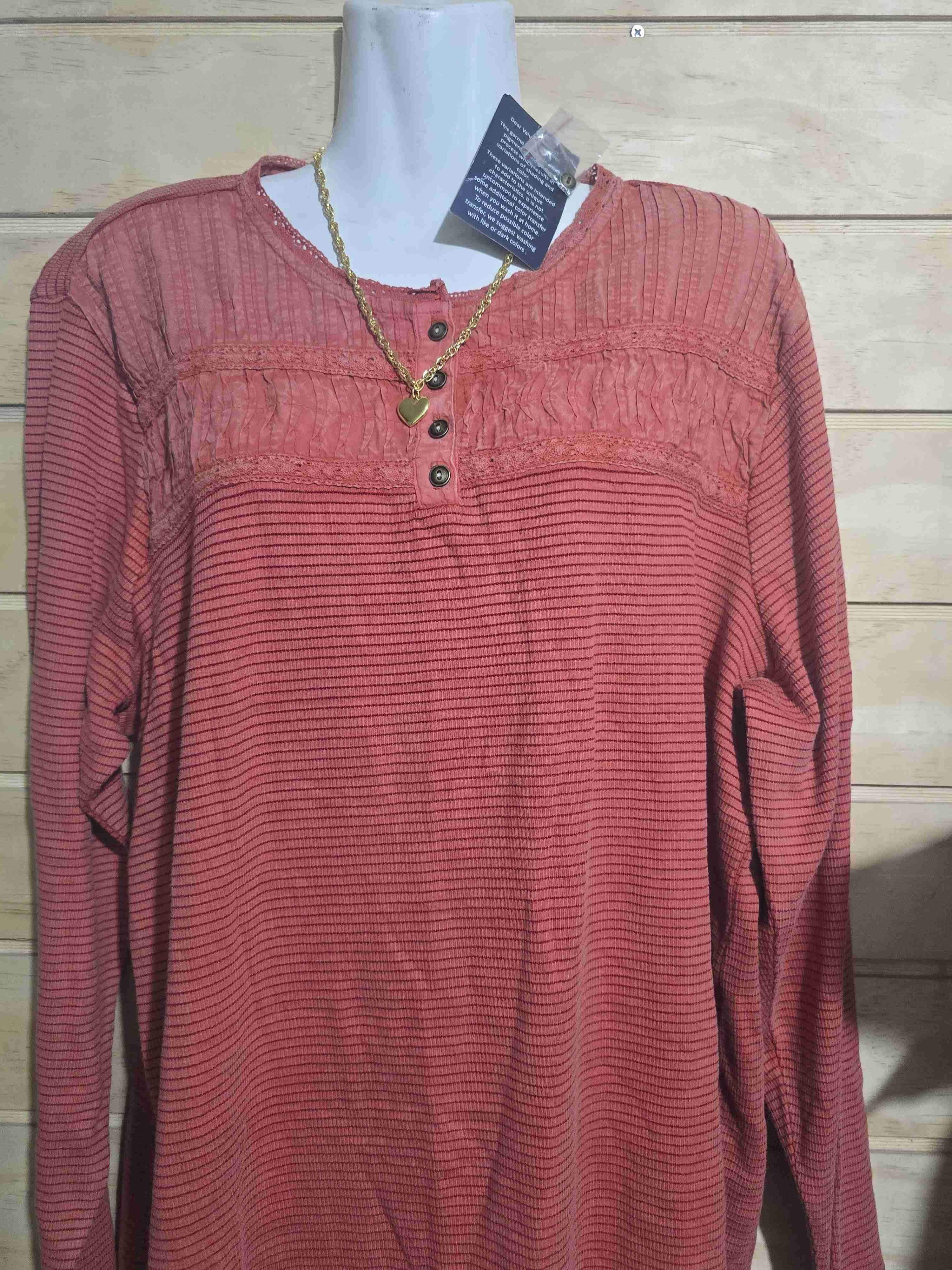 Blusa roja con encaje - miniatura 3