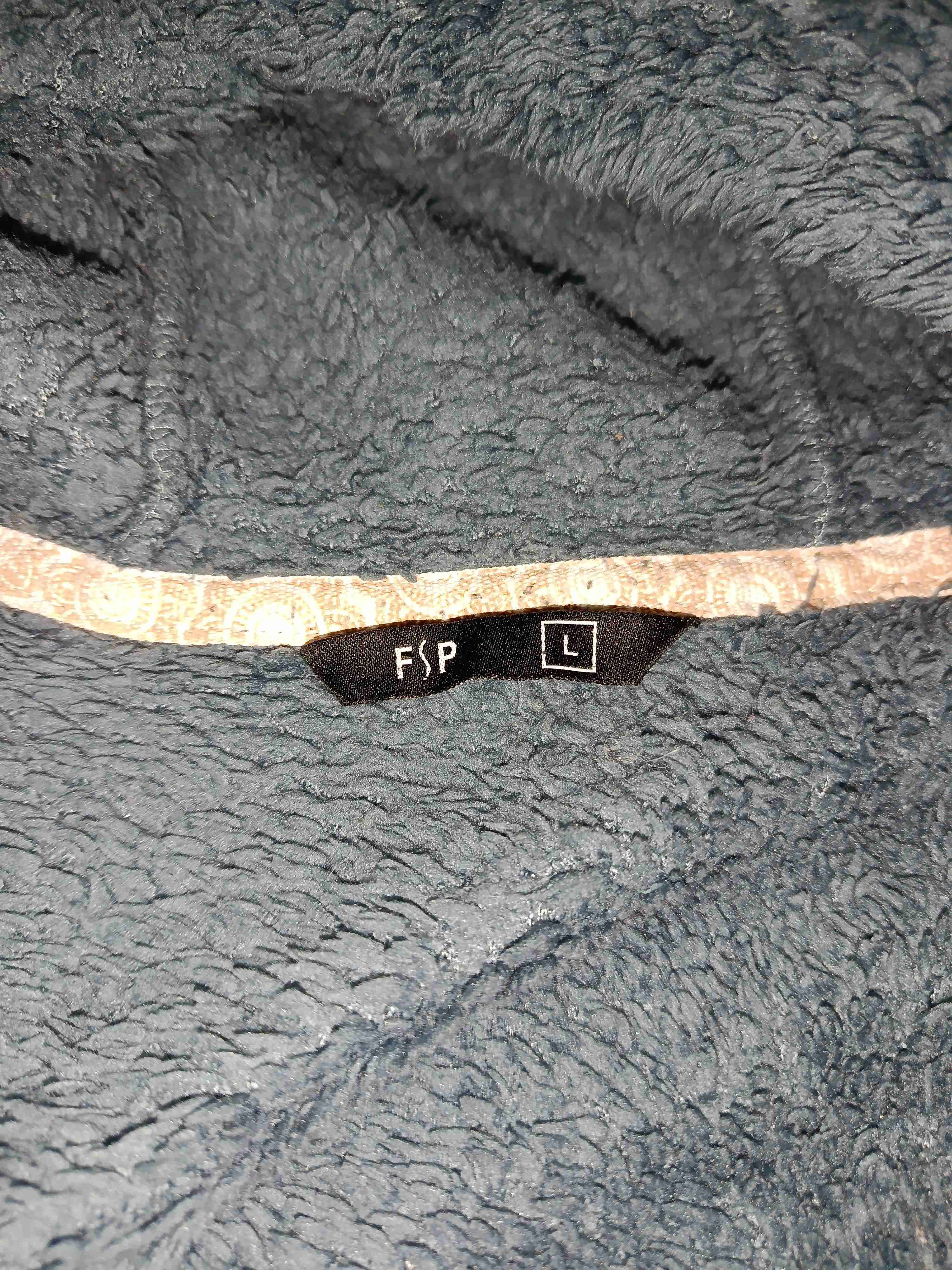 Chaqueta peluda con capucha. - miniatura 2