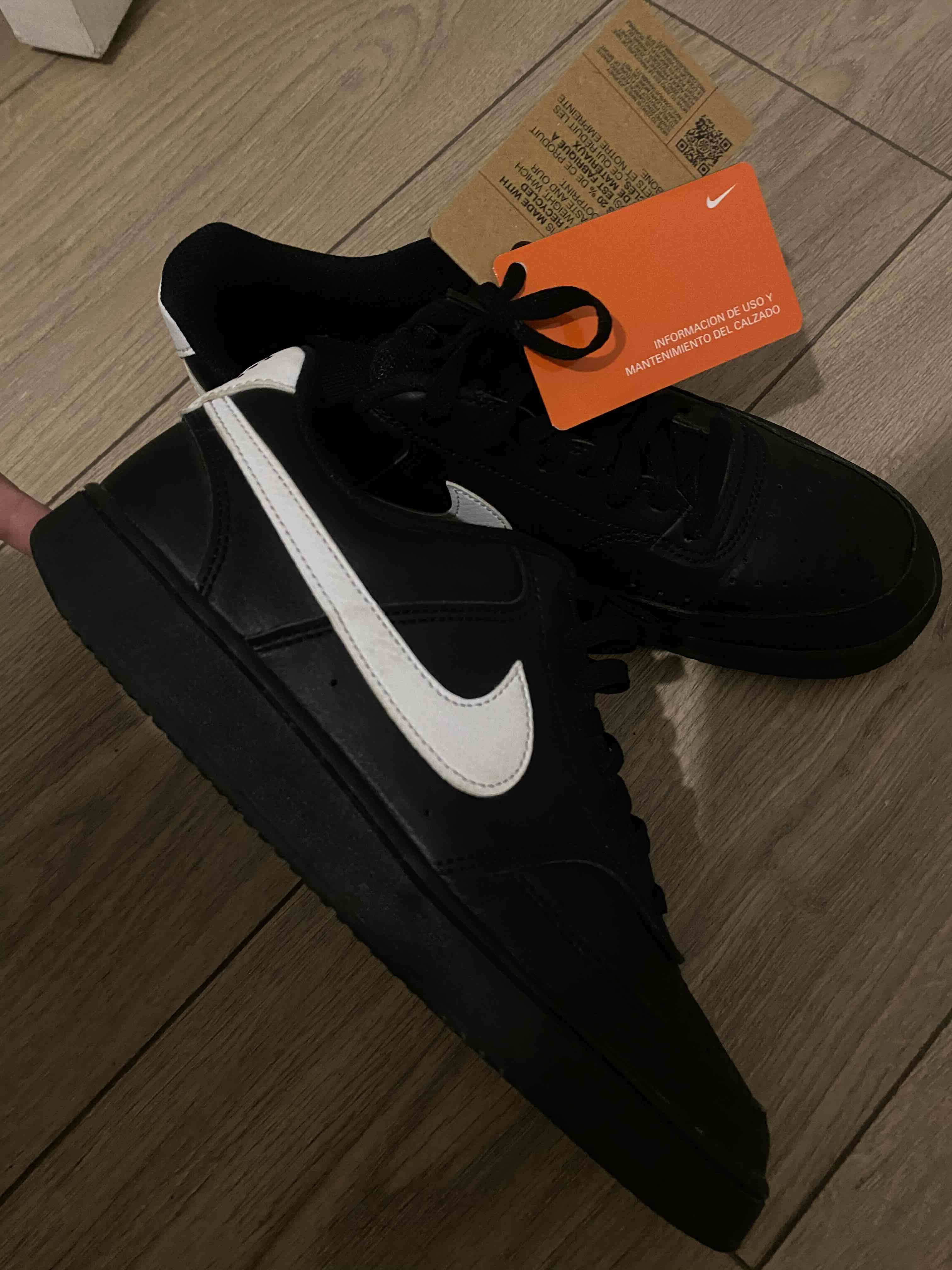 Zapatillas negras con logo Nike - miniatura 1