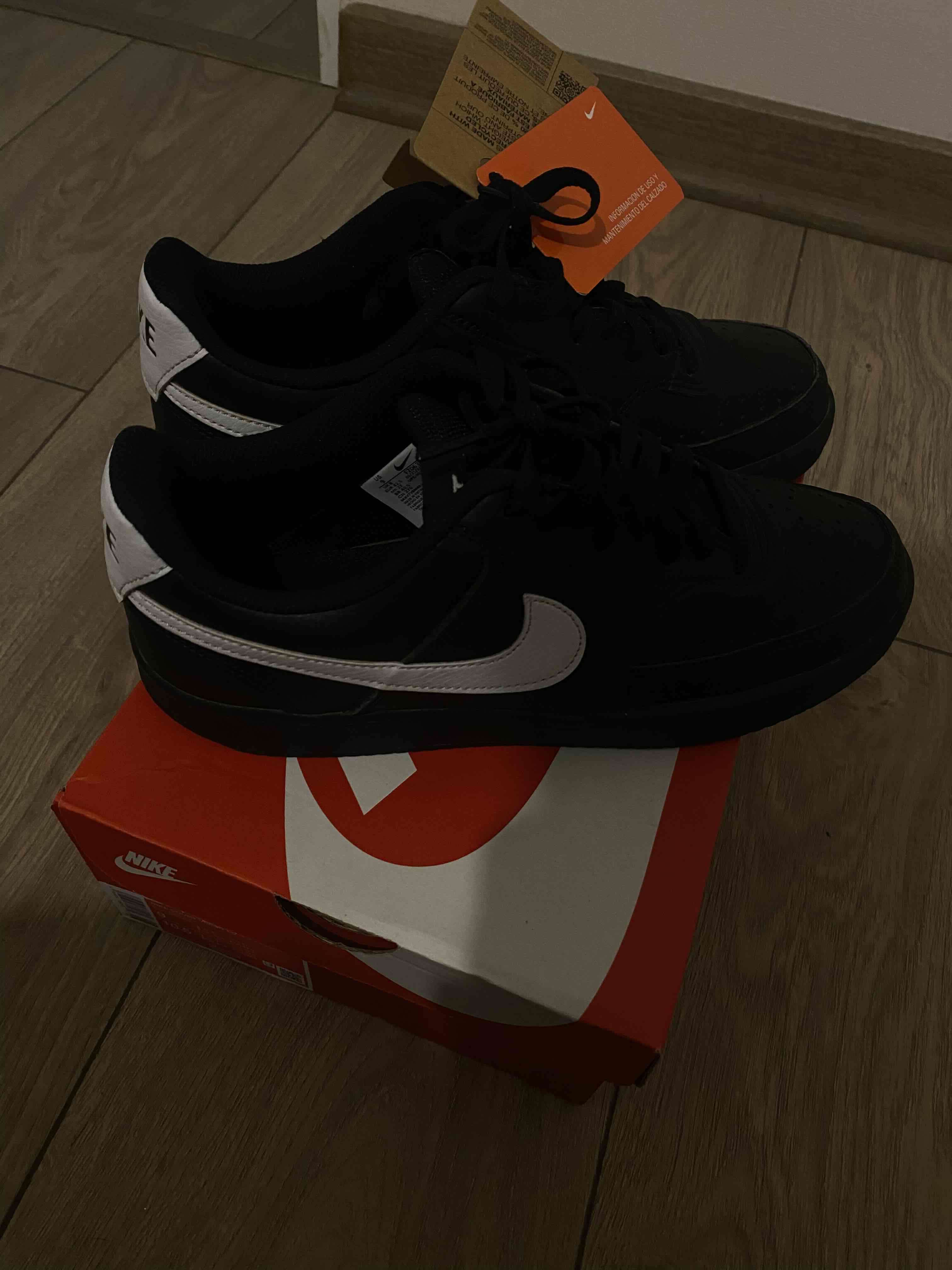 Zapatillas negras con logo Nike - miniatura 3