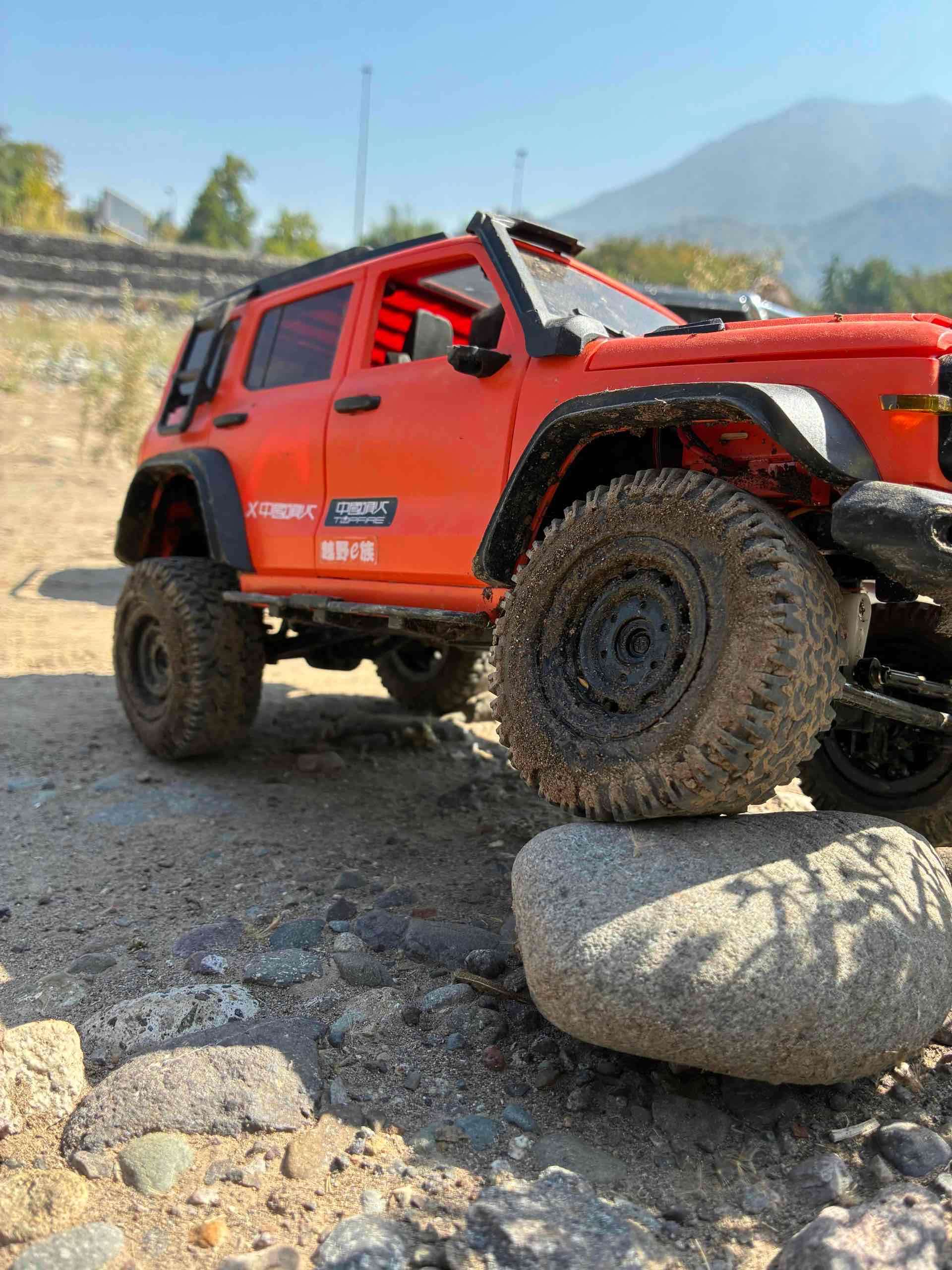 Jeep RC rojo todoterreno - miniatura 1