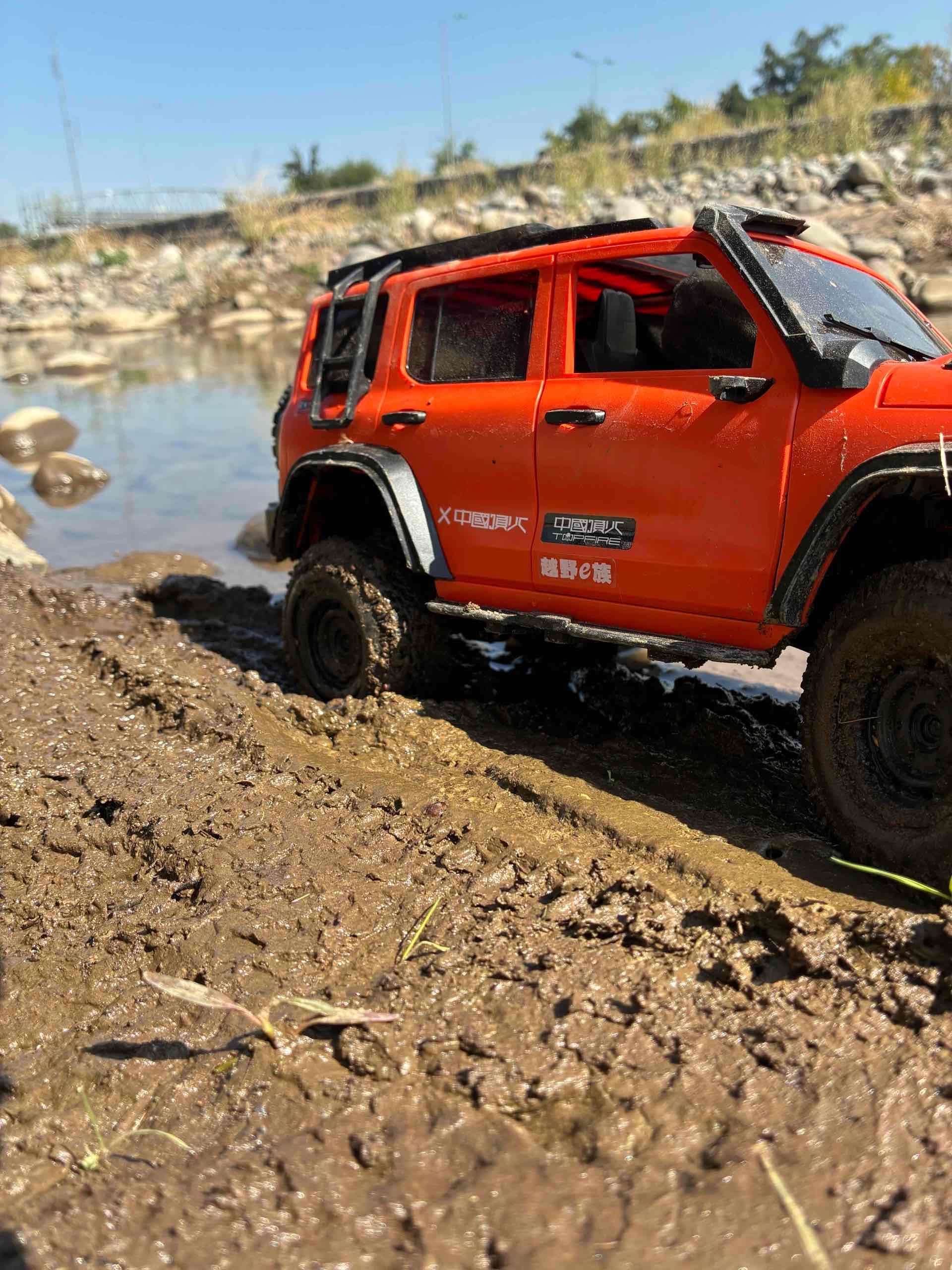 Jeep RC rojo todoterreno - miniatura 3