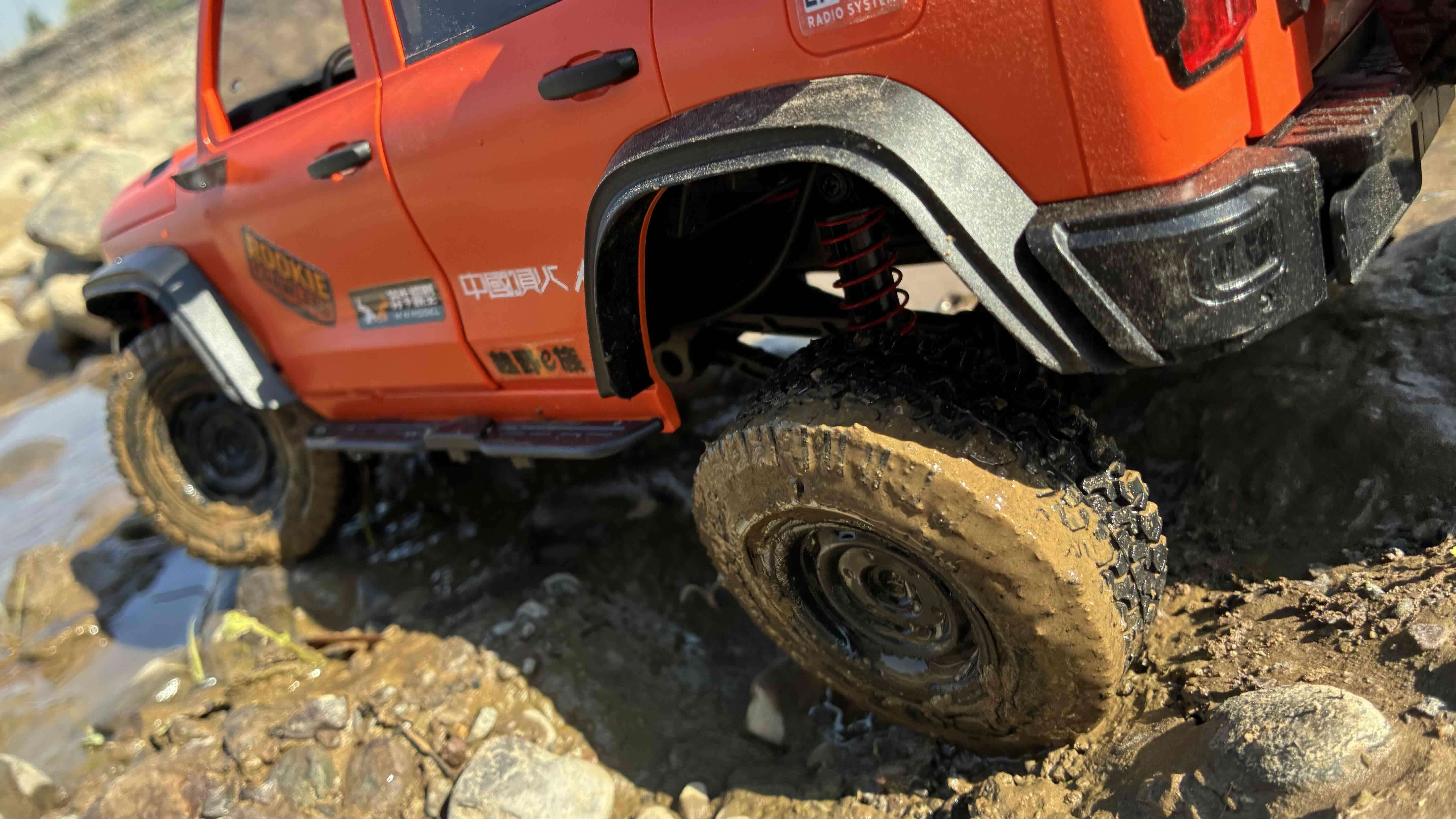 Jeep RC rojo todoterreno - miniatura 4