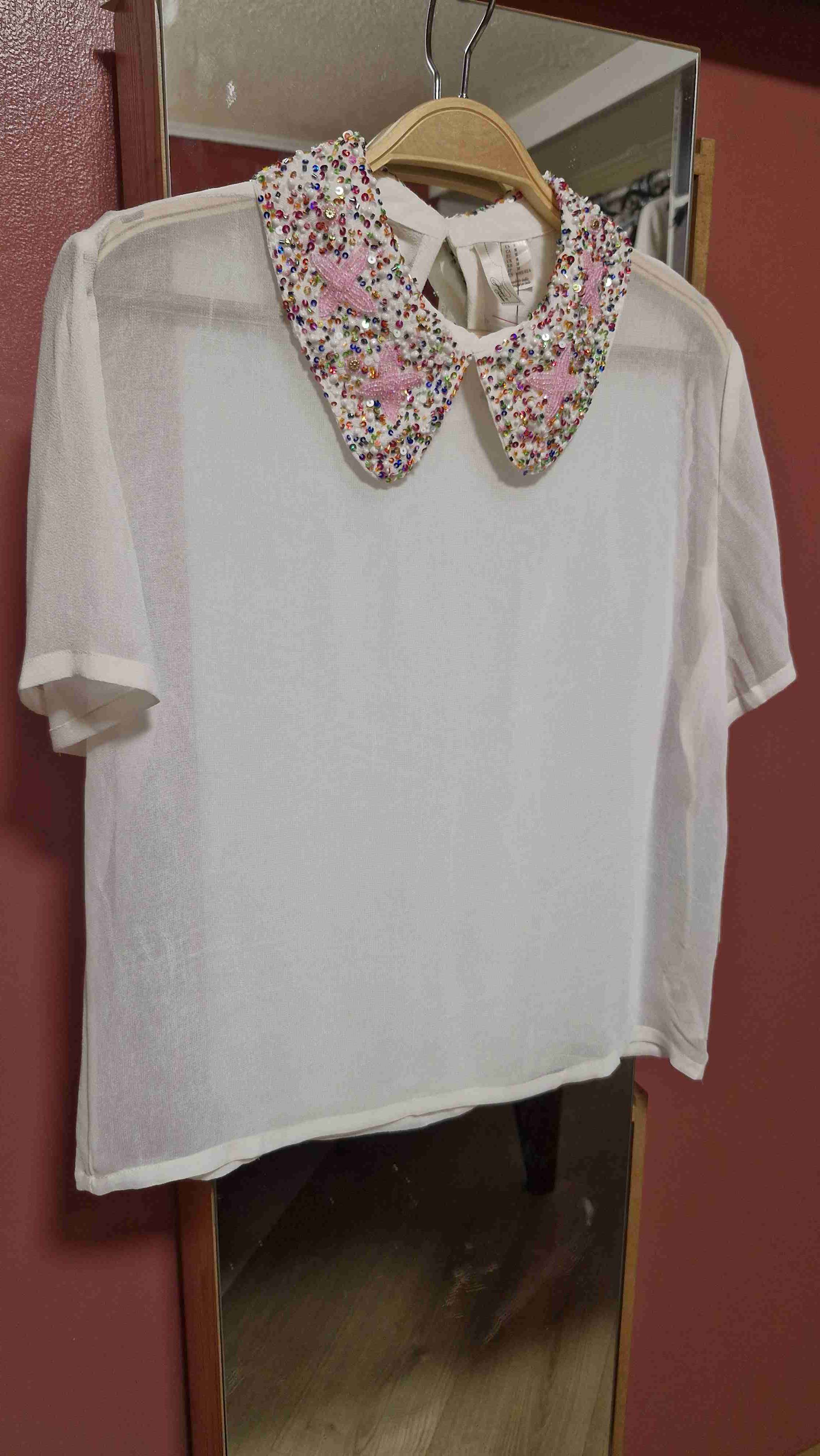Blusa blanca con cuello bordado - miniatura 1