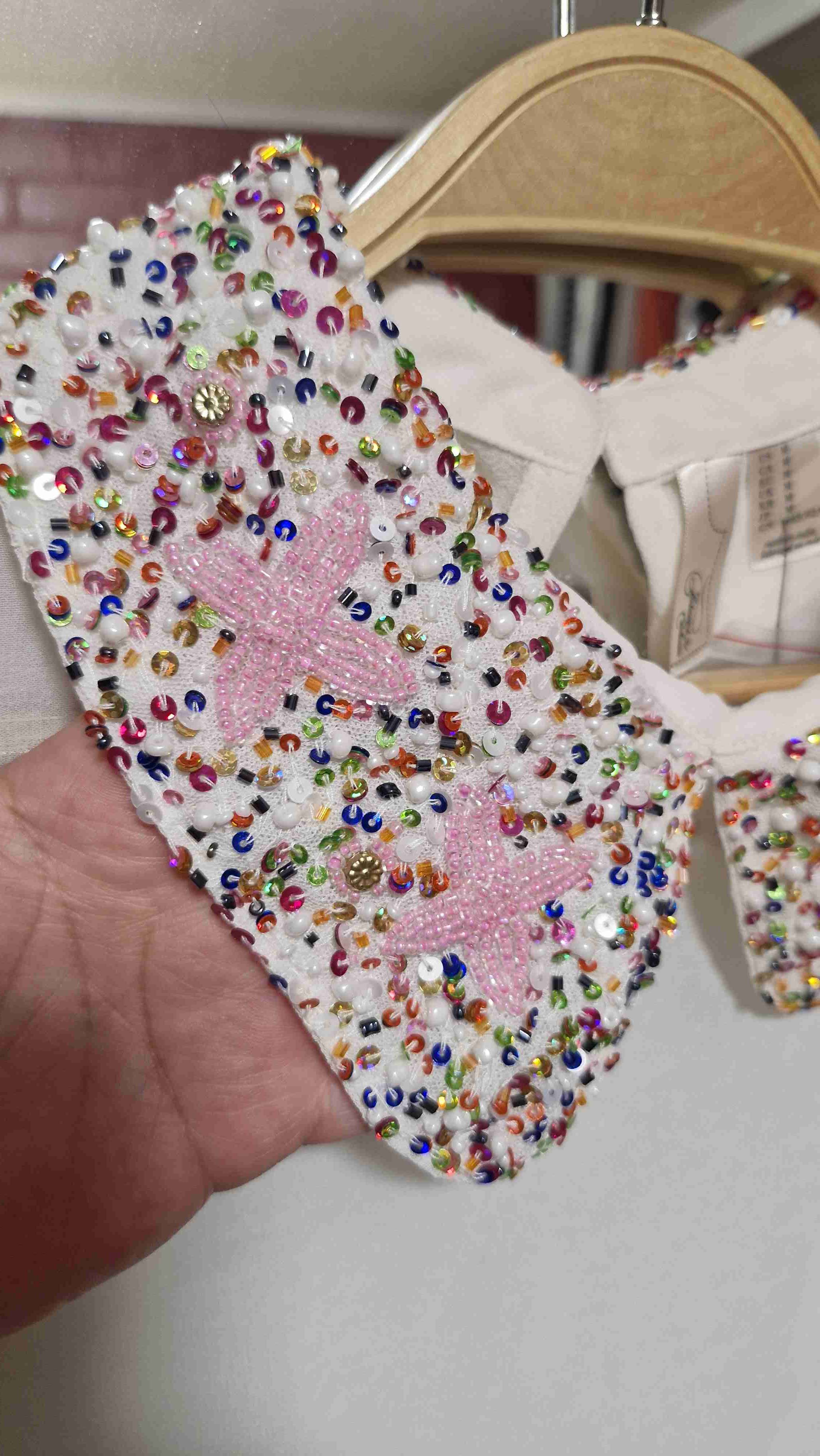 Blusa blanca con cuello bordado - miniatura 2