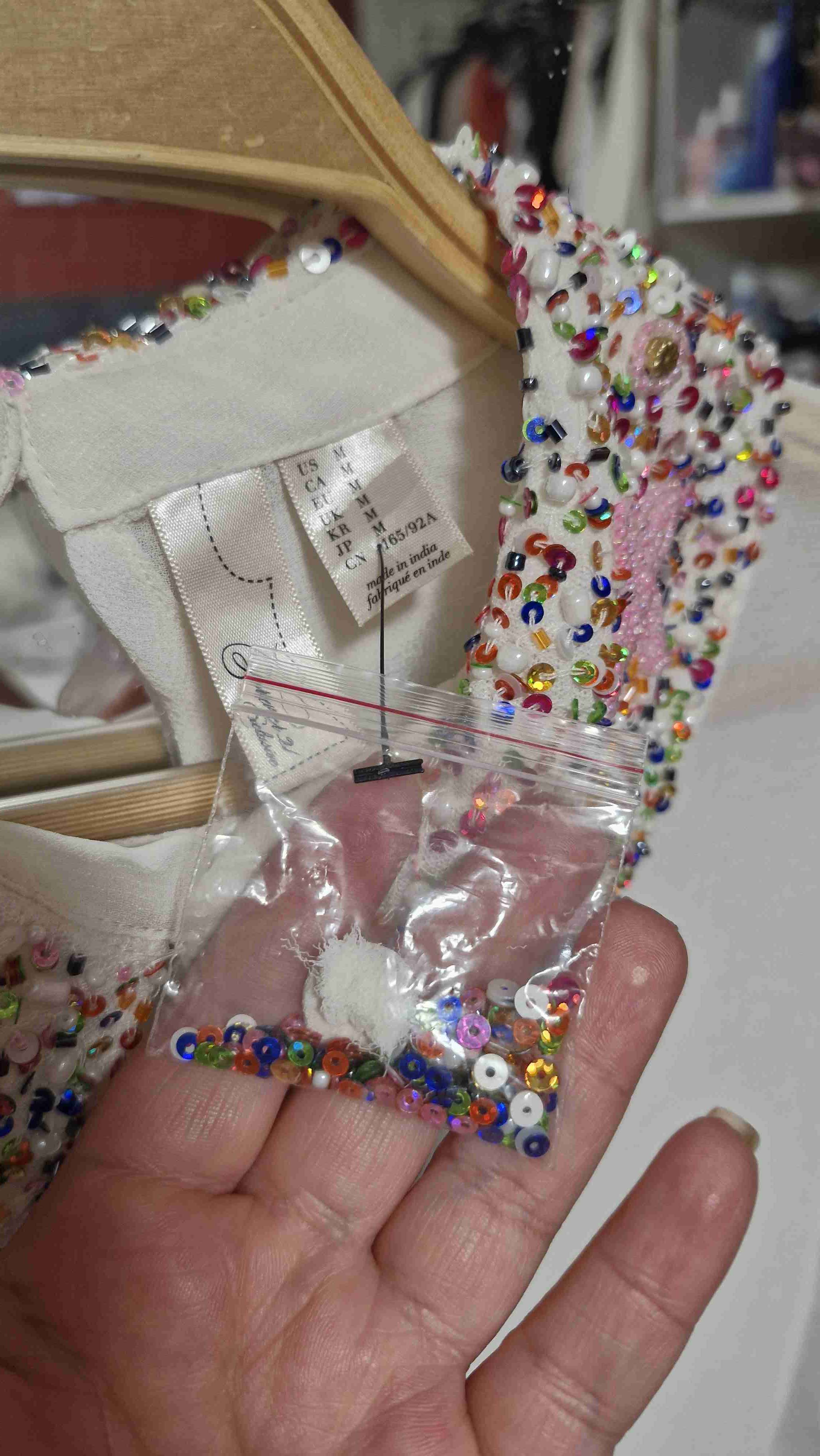 Blusa blanca con cuello bordado - miniatura 4