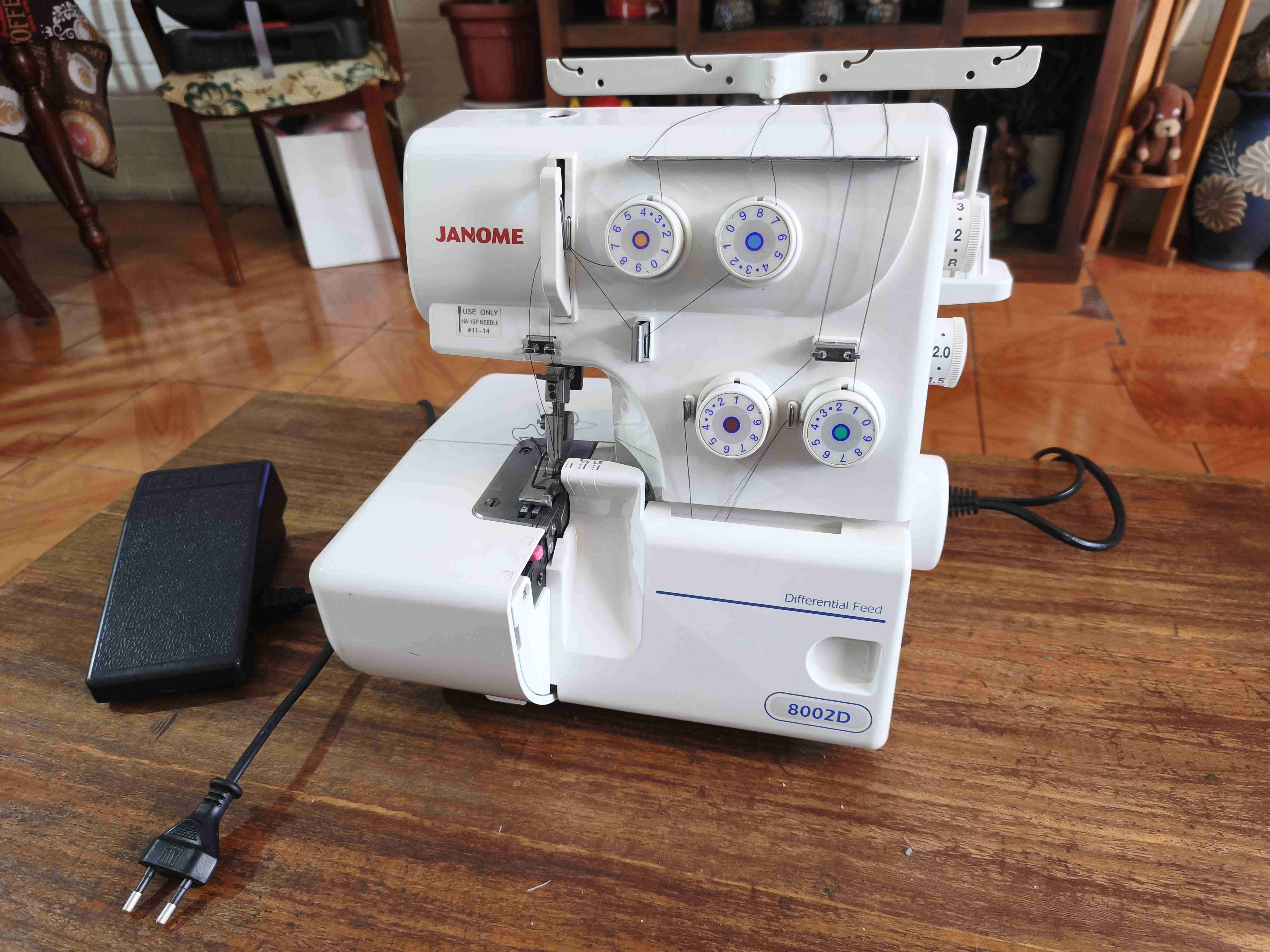 Máquina overlock Janome 8002D - miniatura 1