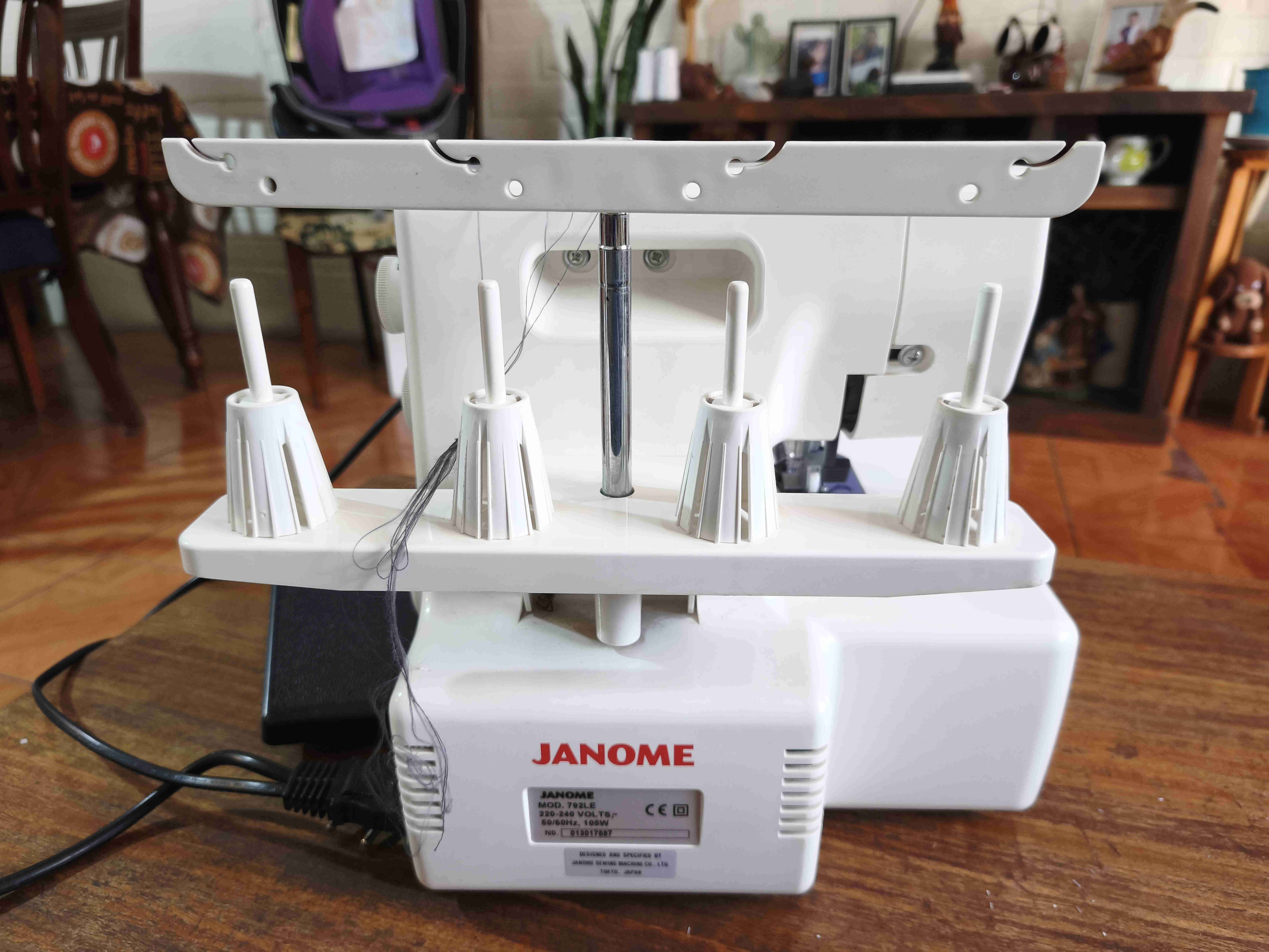 Máquina overlock Janome 8002D - miniatura 2