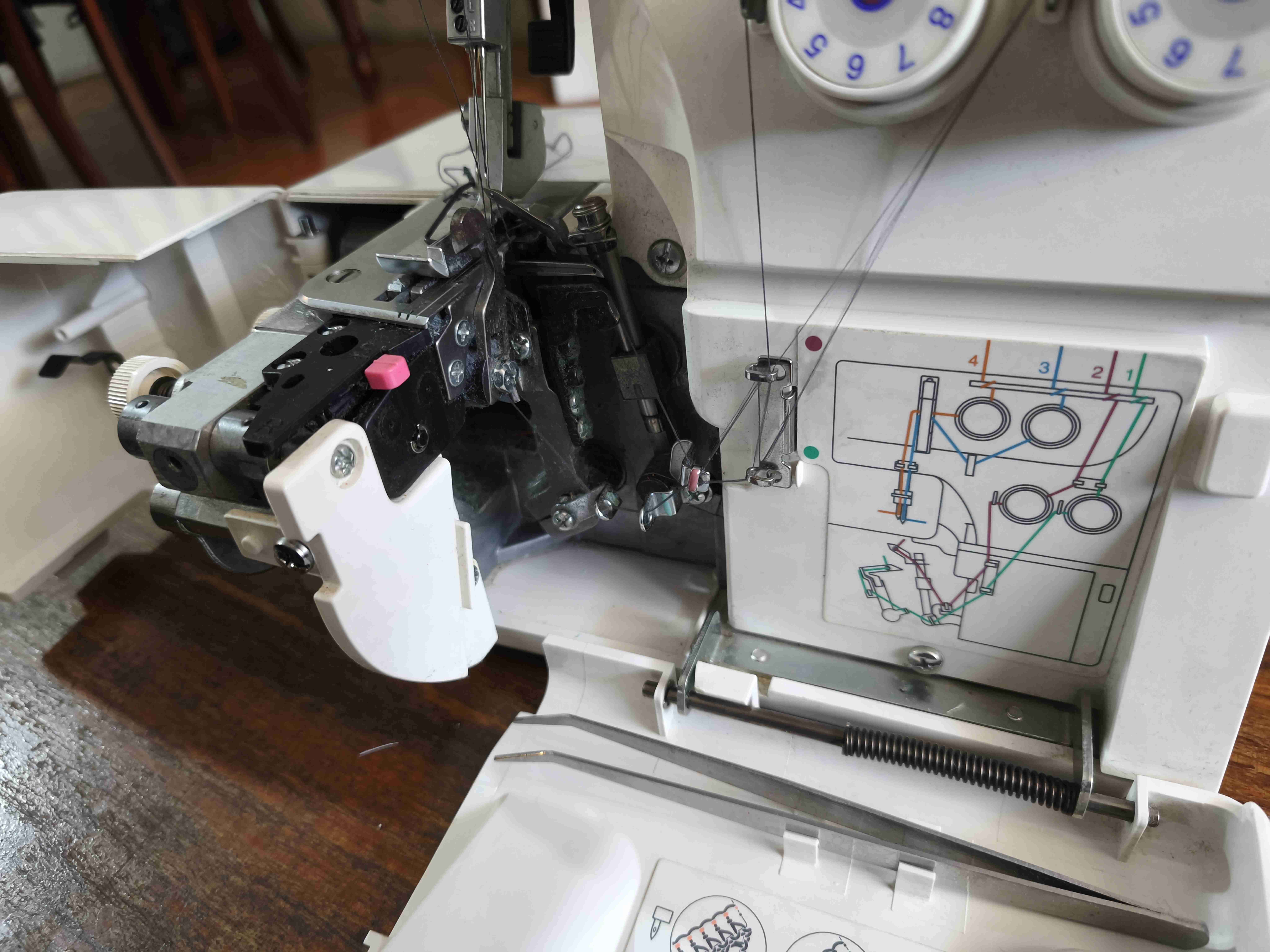 Máquina overlock Janome 8002D - miniatura 3