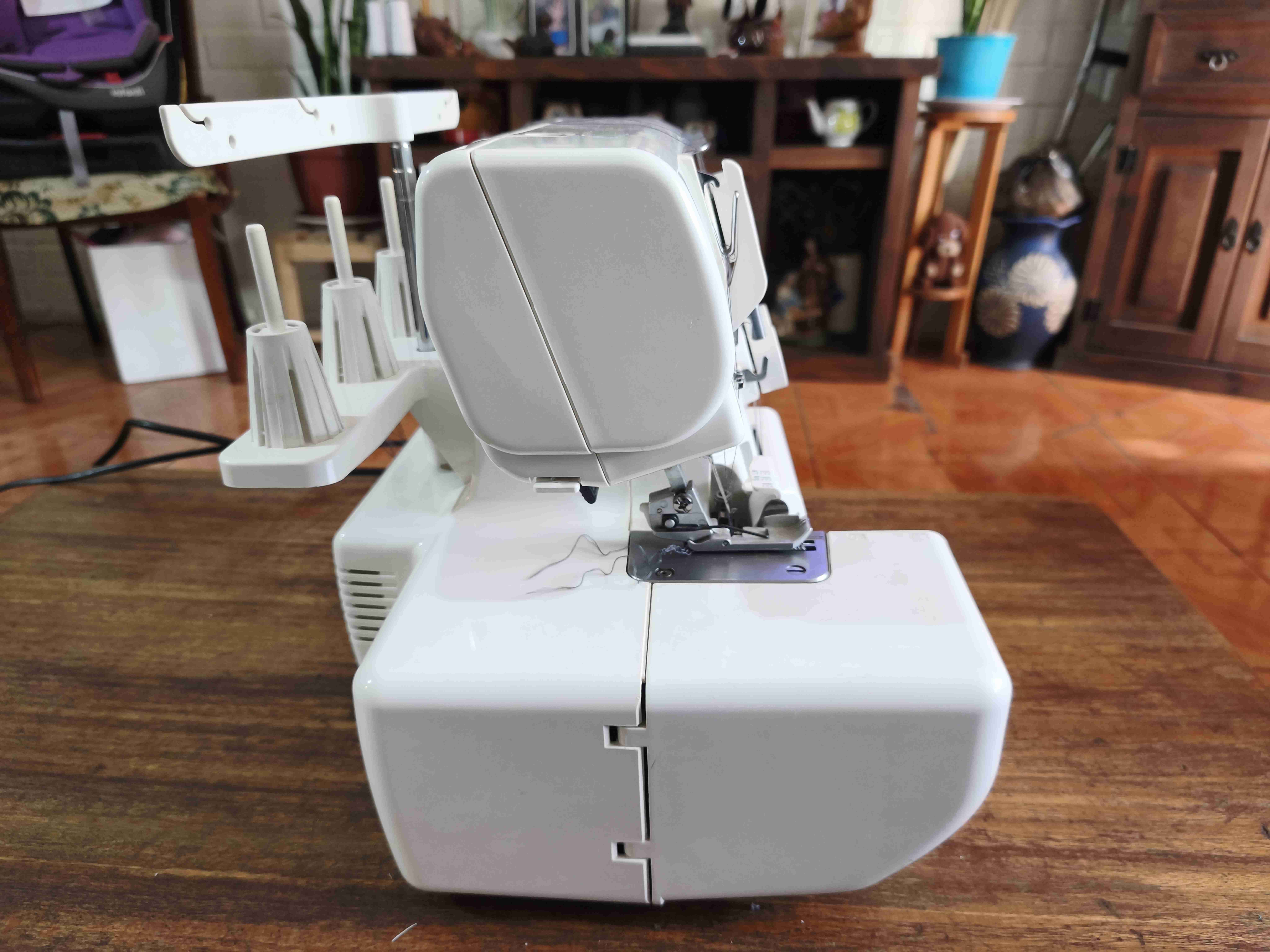 Máquina overlock Janome 8002D - miniatura 4