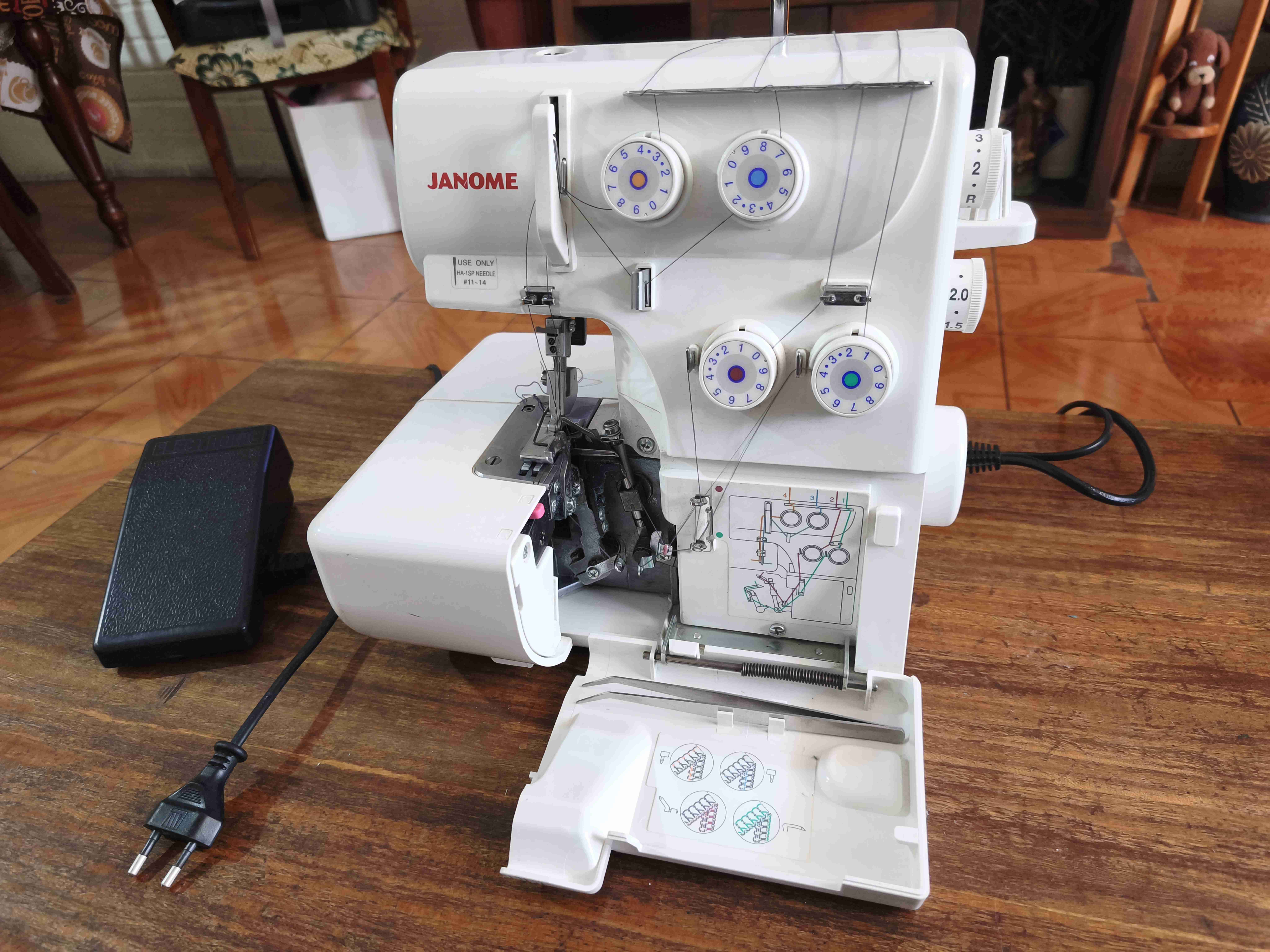 Máquina overlock Janome 8002D - miniatura 5