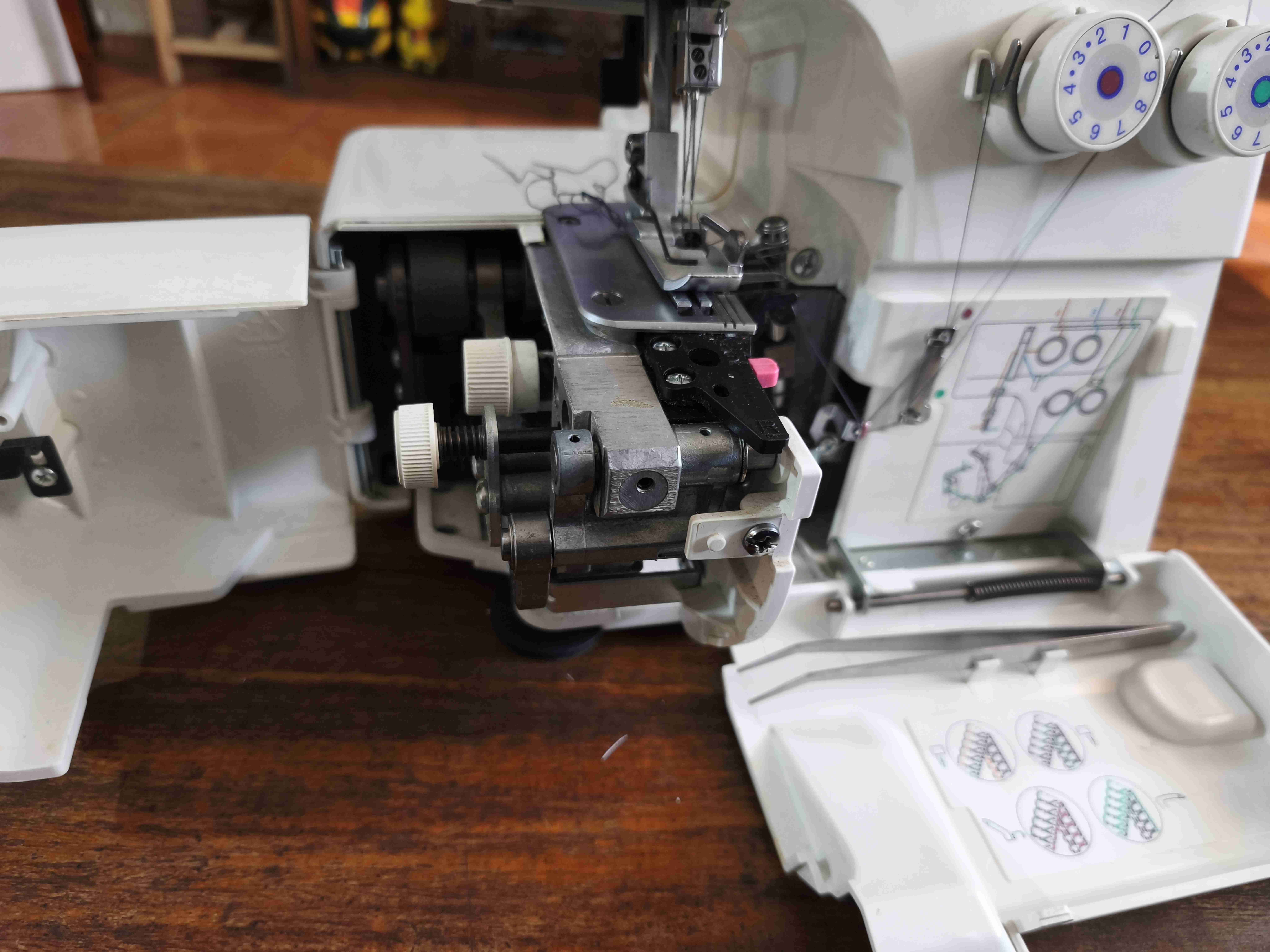 Máquina overlock Janome 8002D - miniatura 6