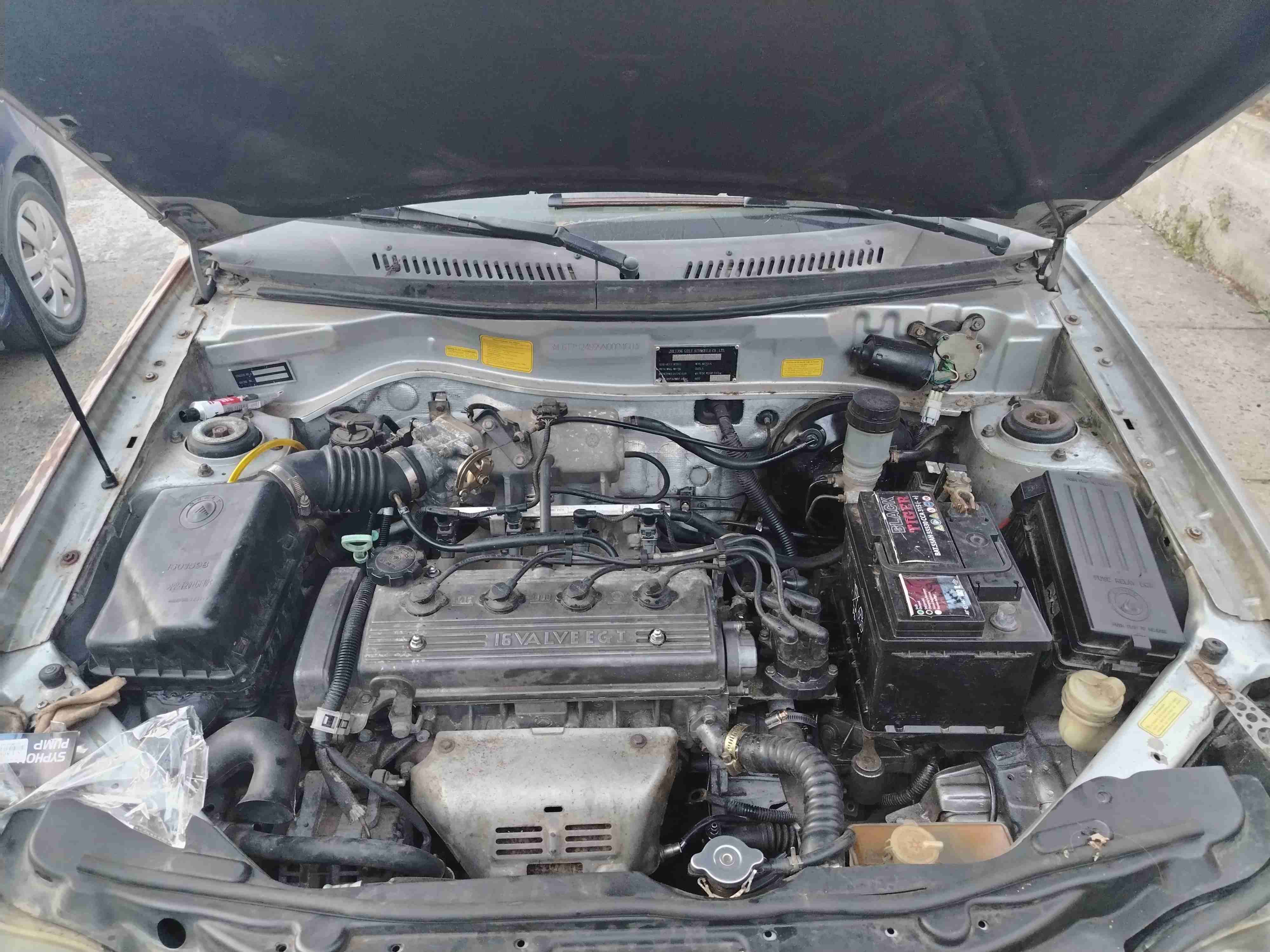 Auto sedán usado en venta - miniatura 2