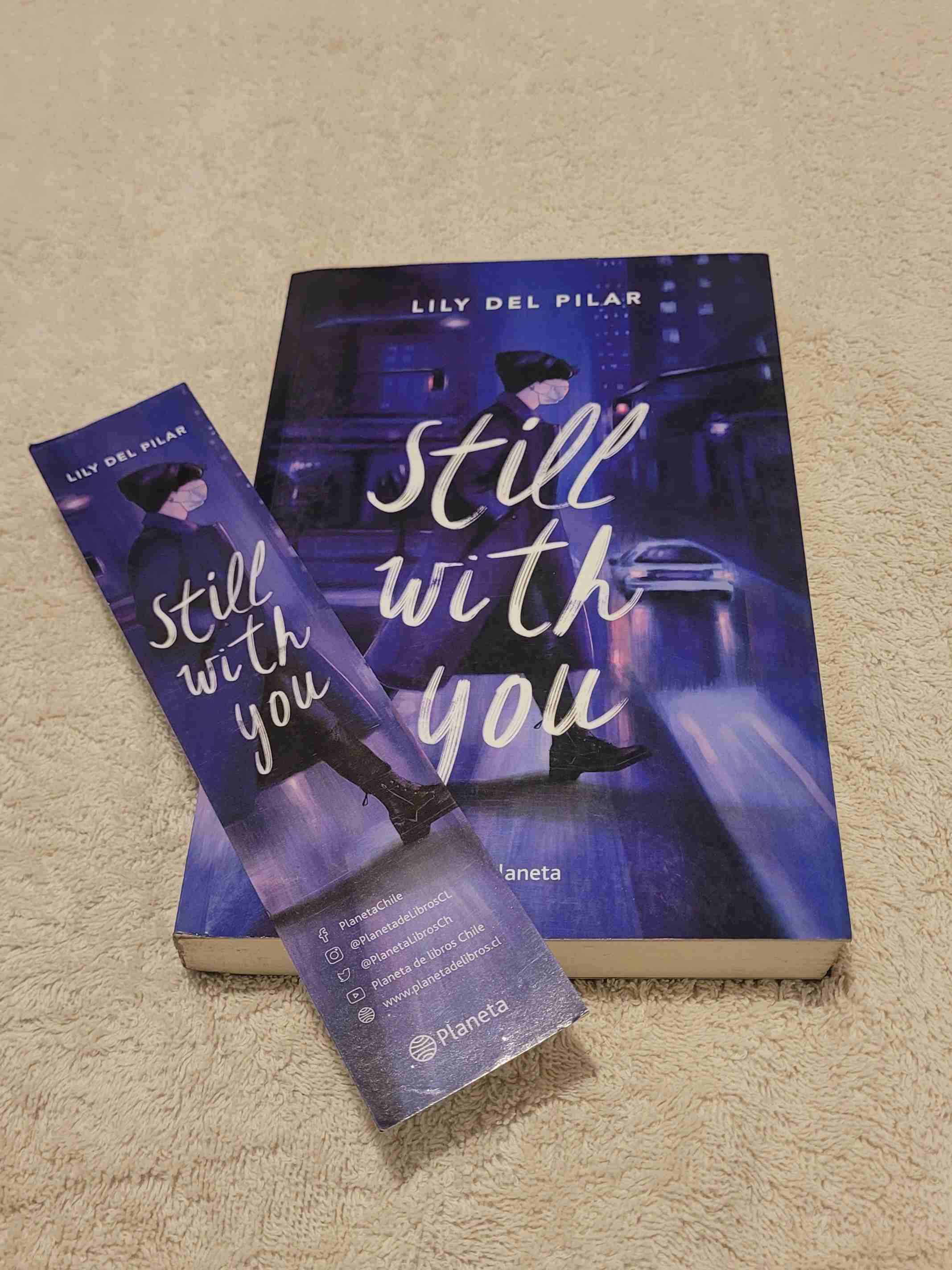 Libro 'Still With You' con marcapáginas