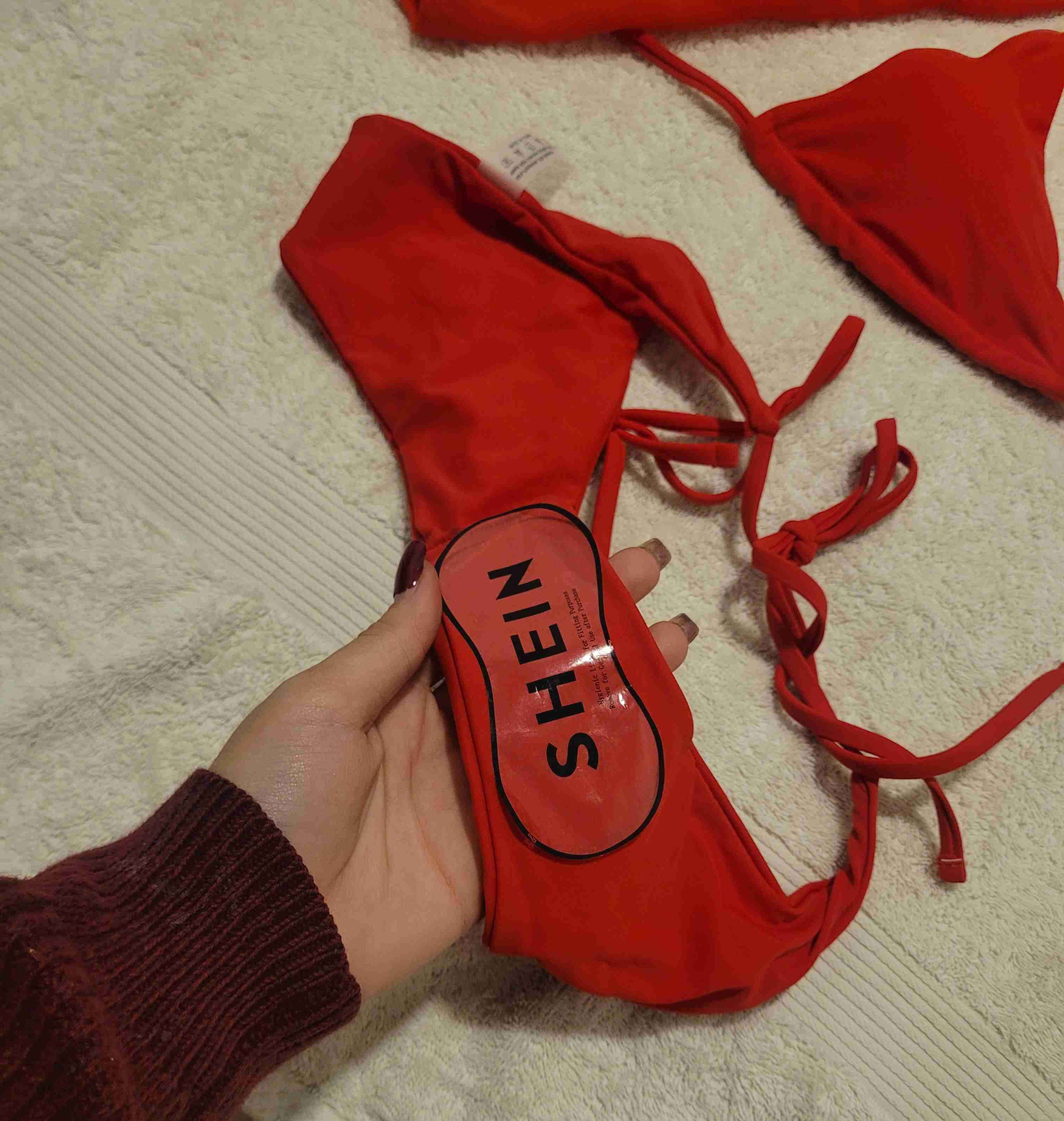 Bikini rojo con pareo - miniatura 2