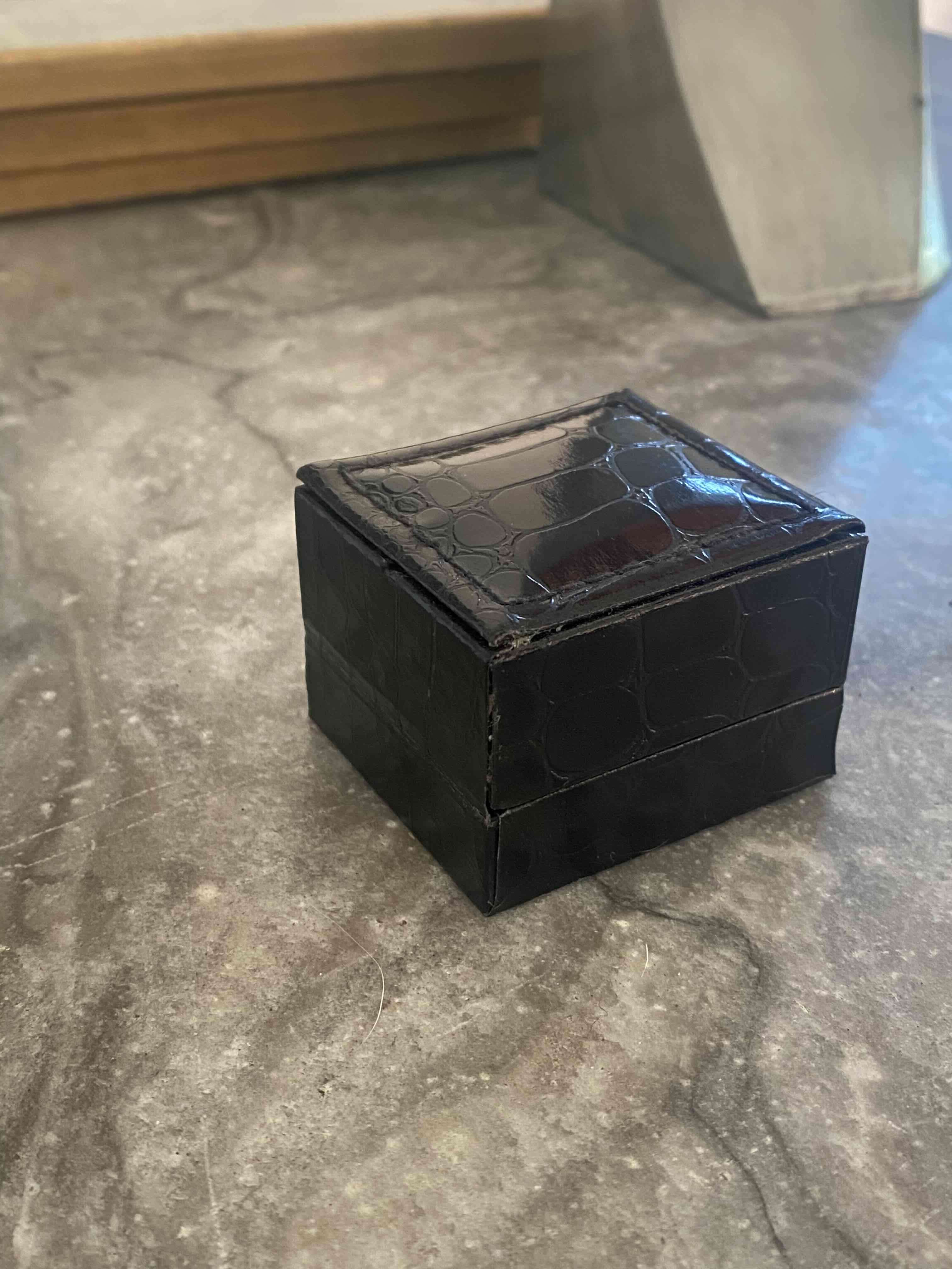 Estuche negro para joyería - miniatura 3