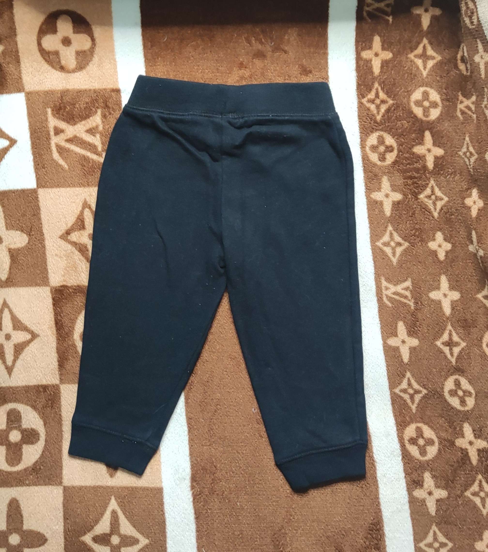 Pantalón deportivo negro con corazón - miniatura 2