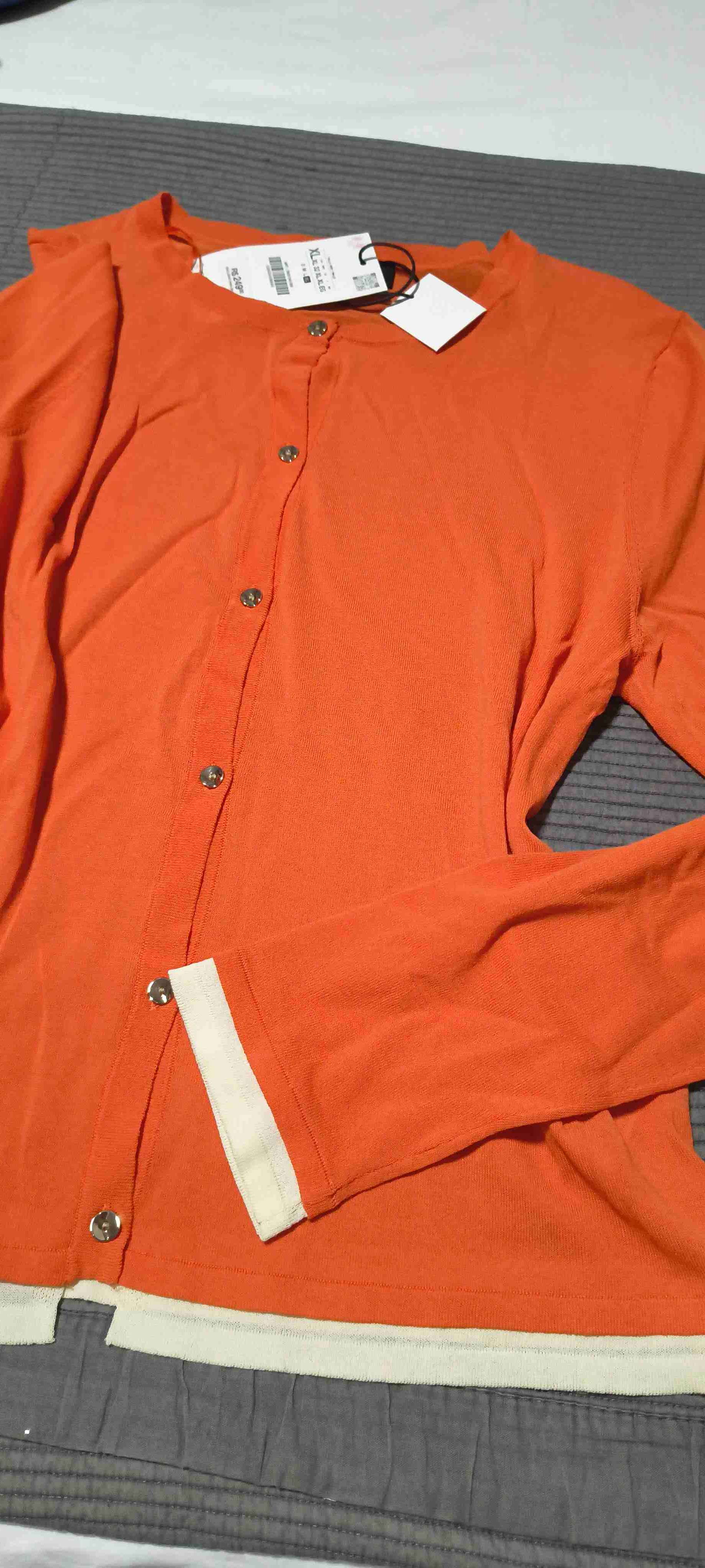 Cardigan naranja con botones - miniatura 3