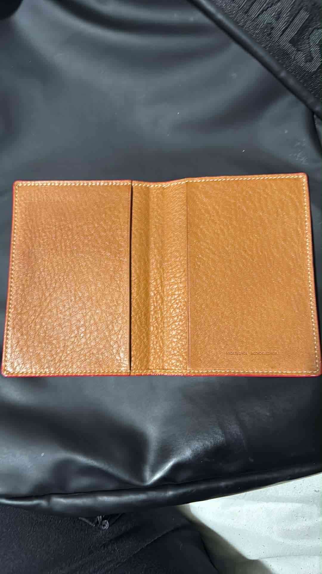 Portapasaporte de cuero marron CH - miniatura 3