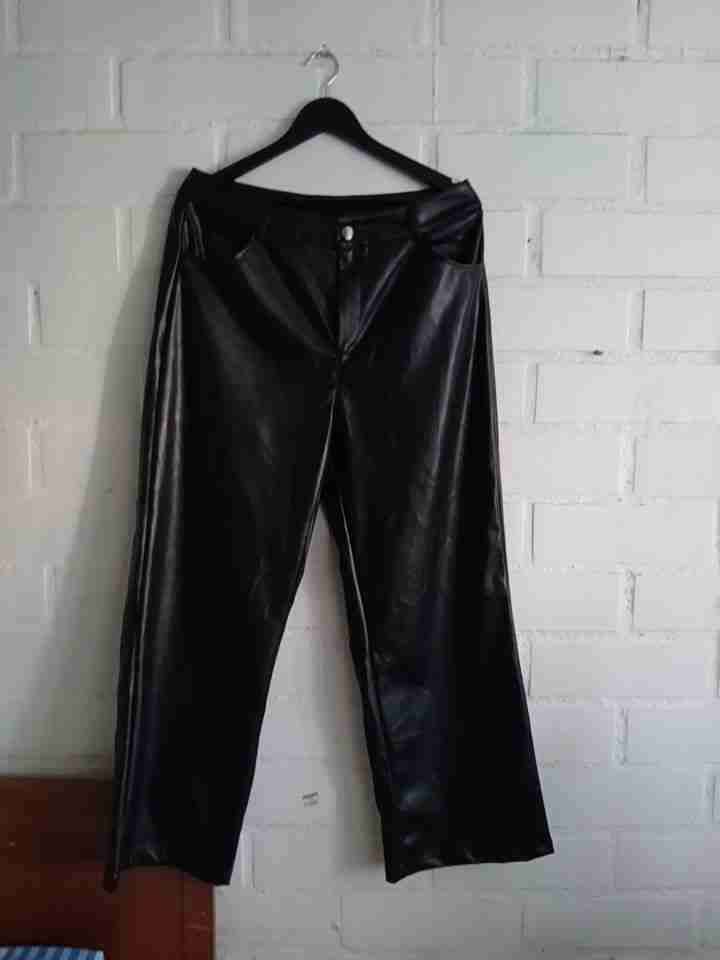 Pantalones de cuero negro