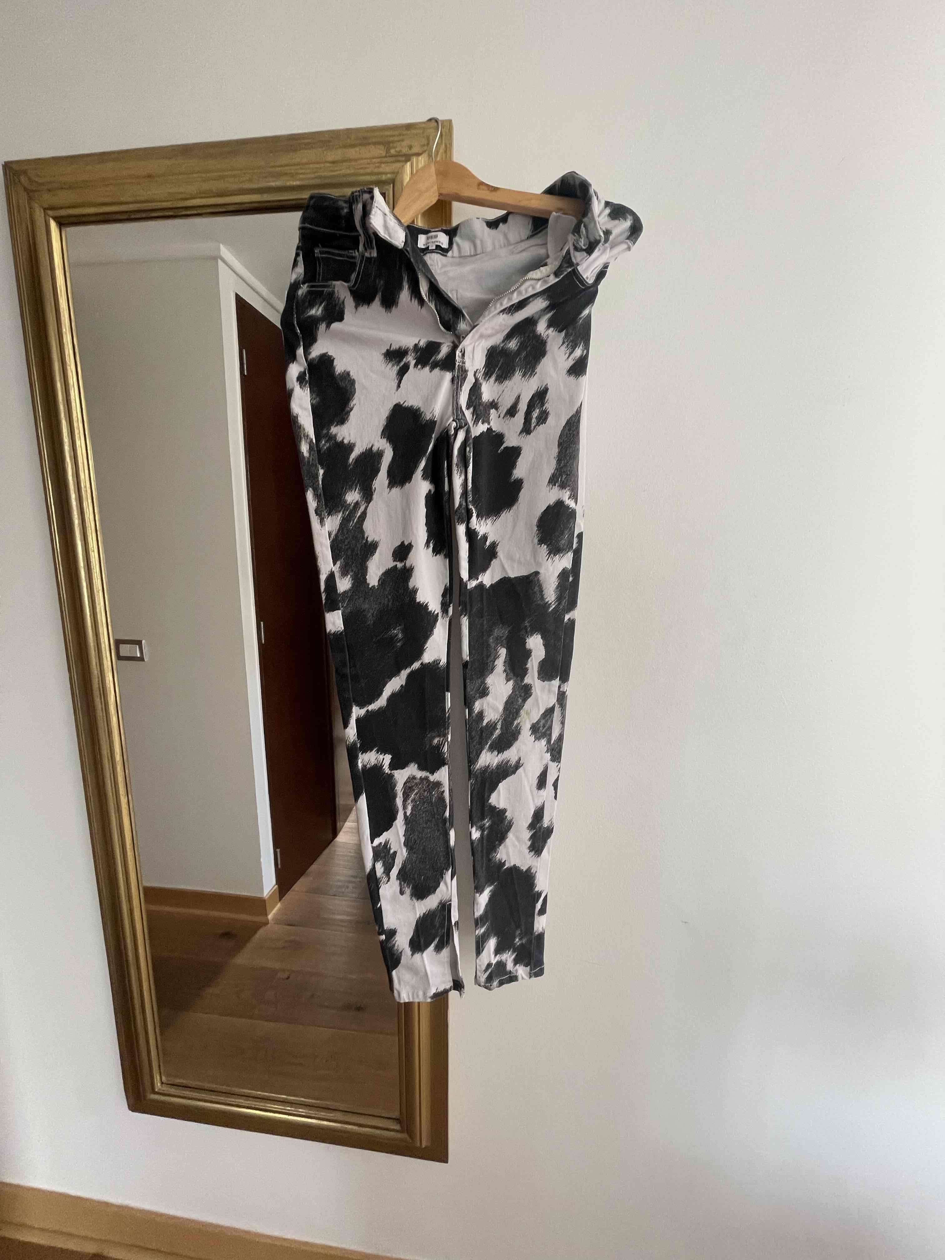 Pantalones con estampado de vaca marca WEWOREWHAT