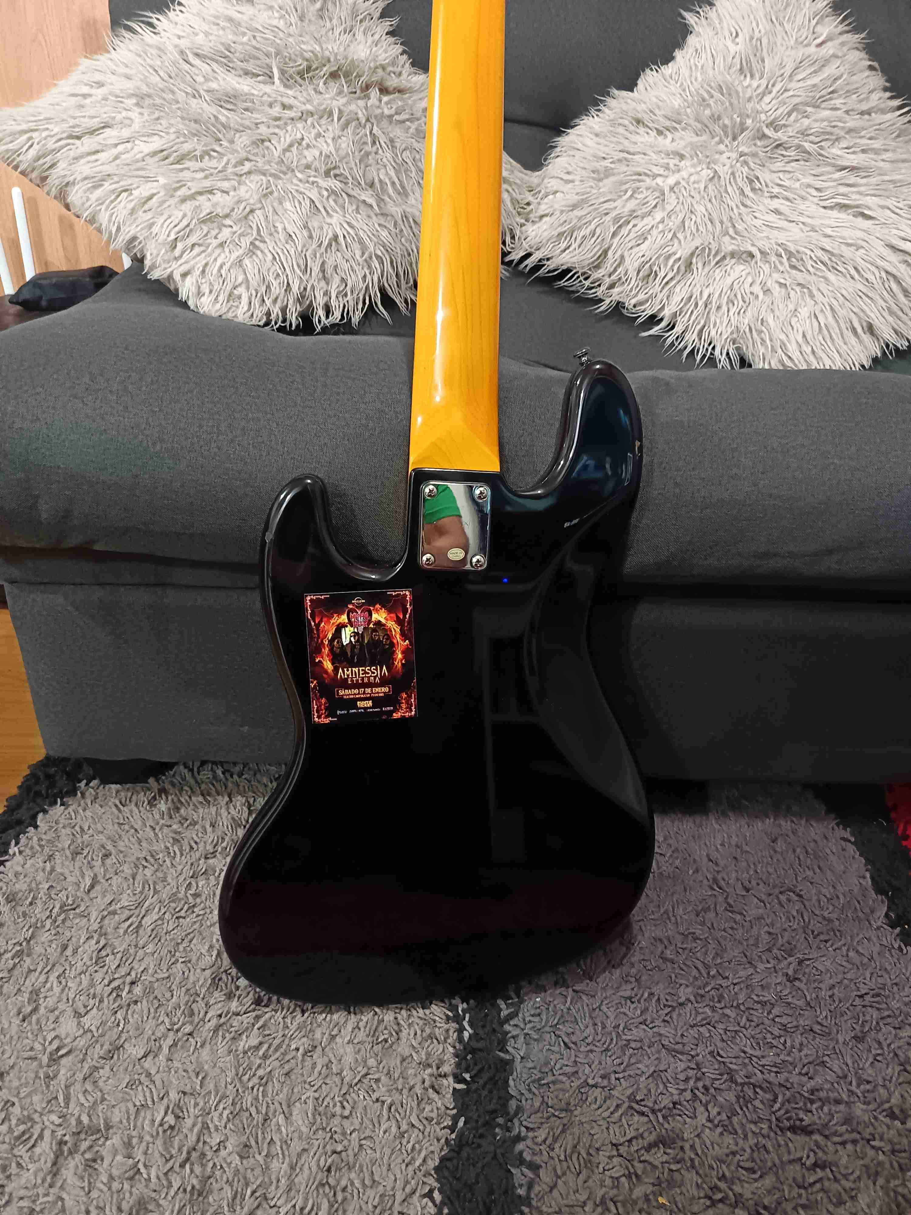 Bajo eléctrico 5 cuerdas - miniatura 2