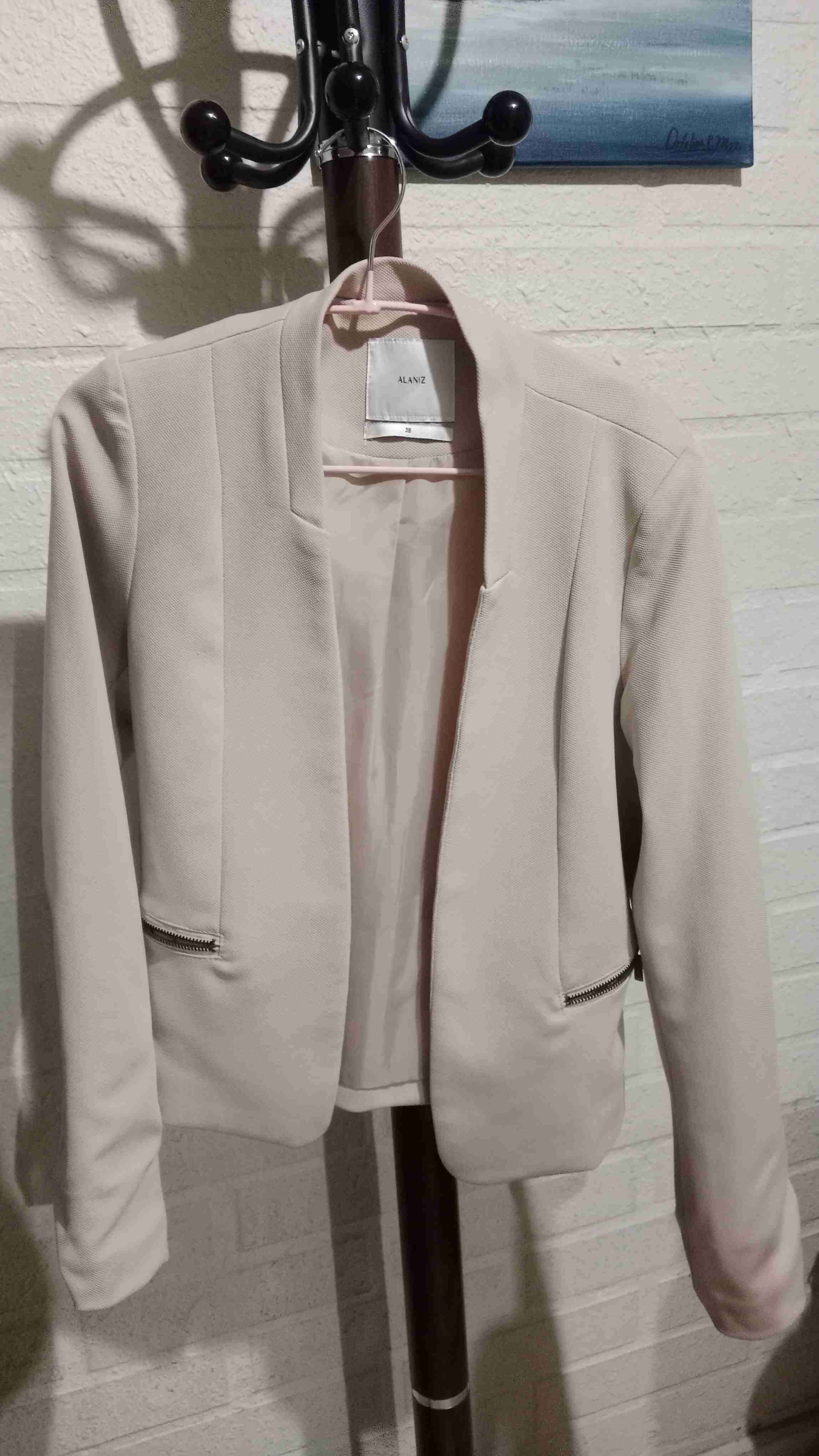 Blazer marca Alaniz beige - miniatura 1