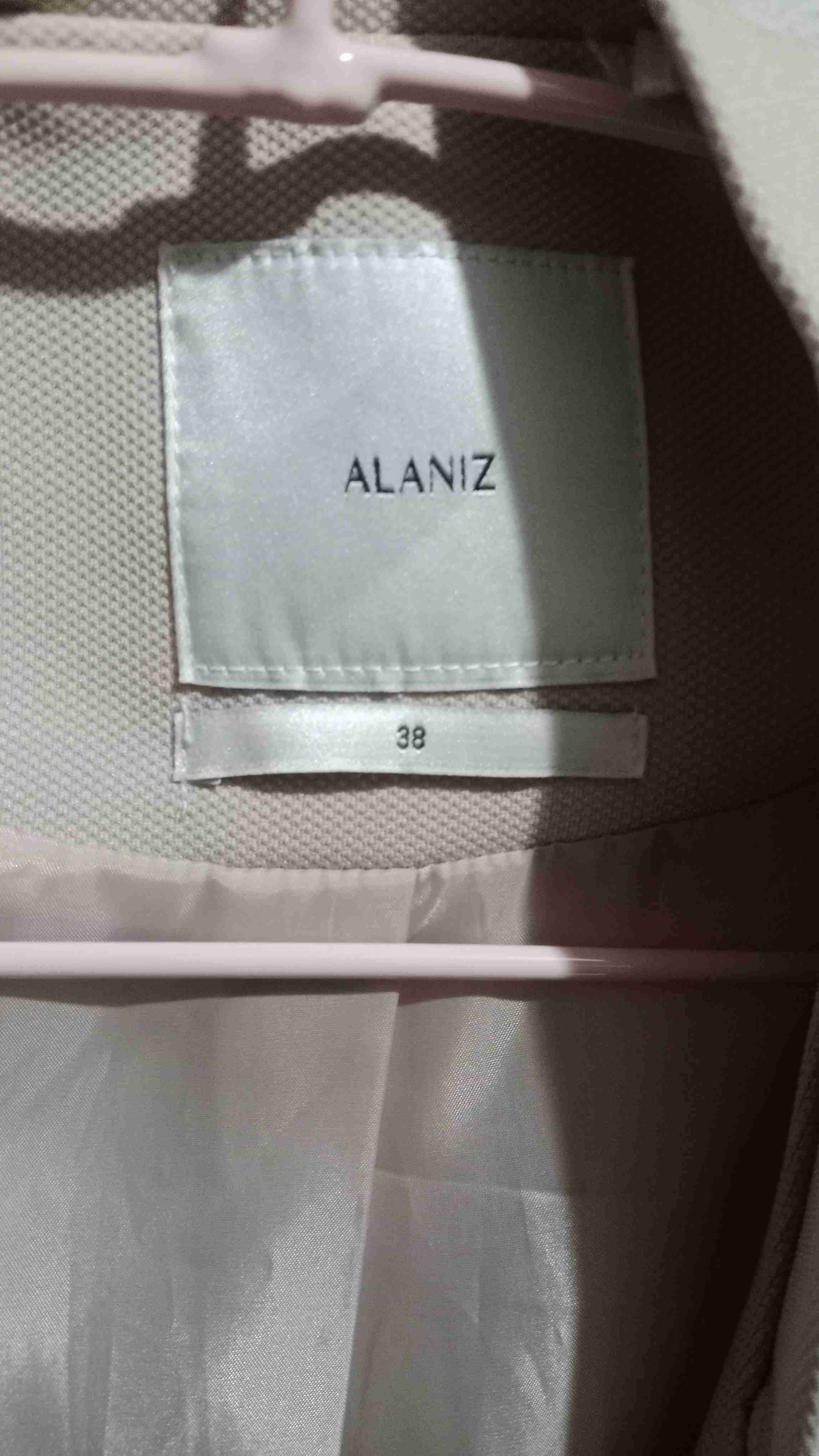 Blazer marca Alaniz beige - miniatura 2
