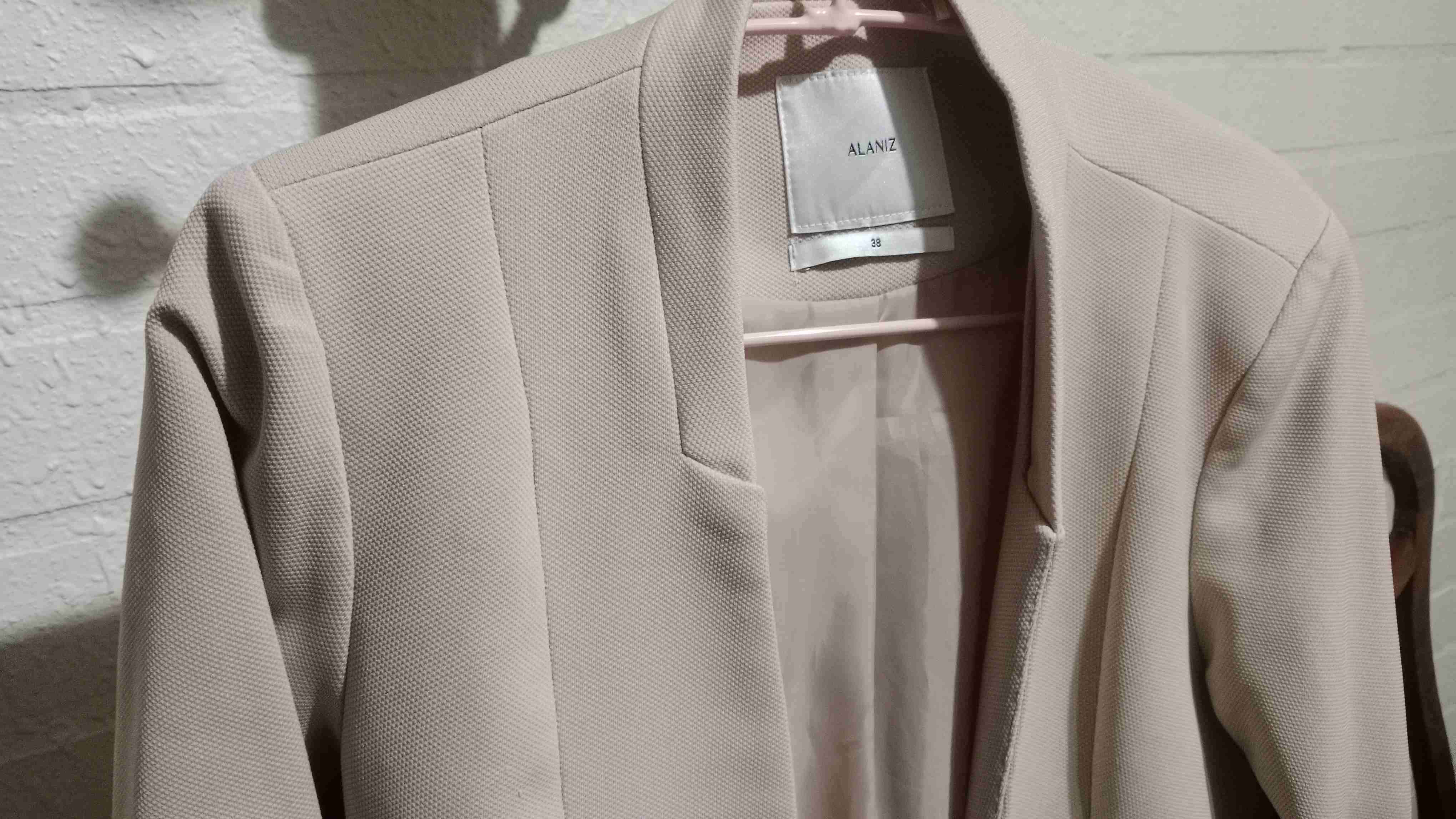 Blazer marca Alaniz beige - miniatura 3