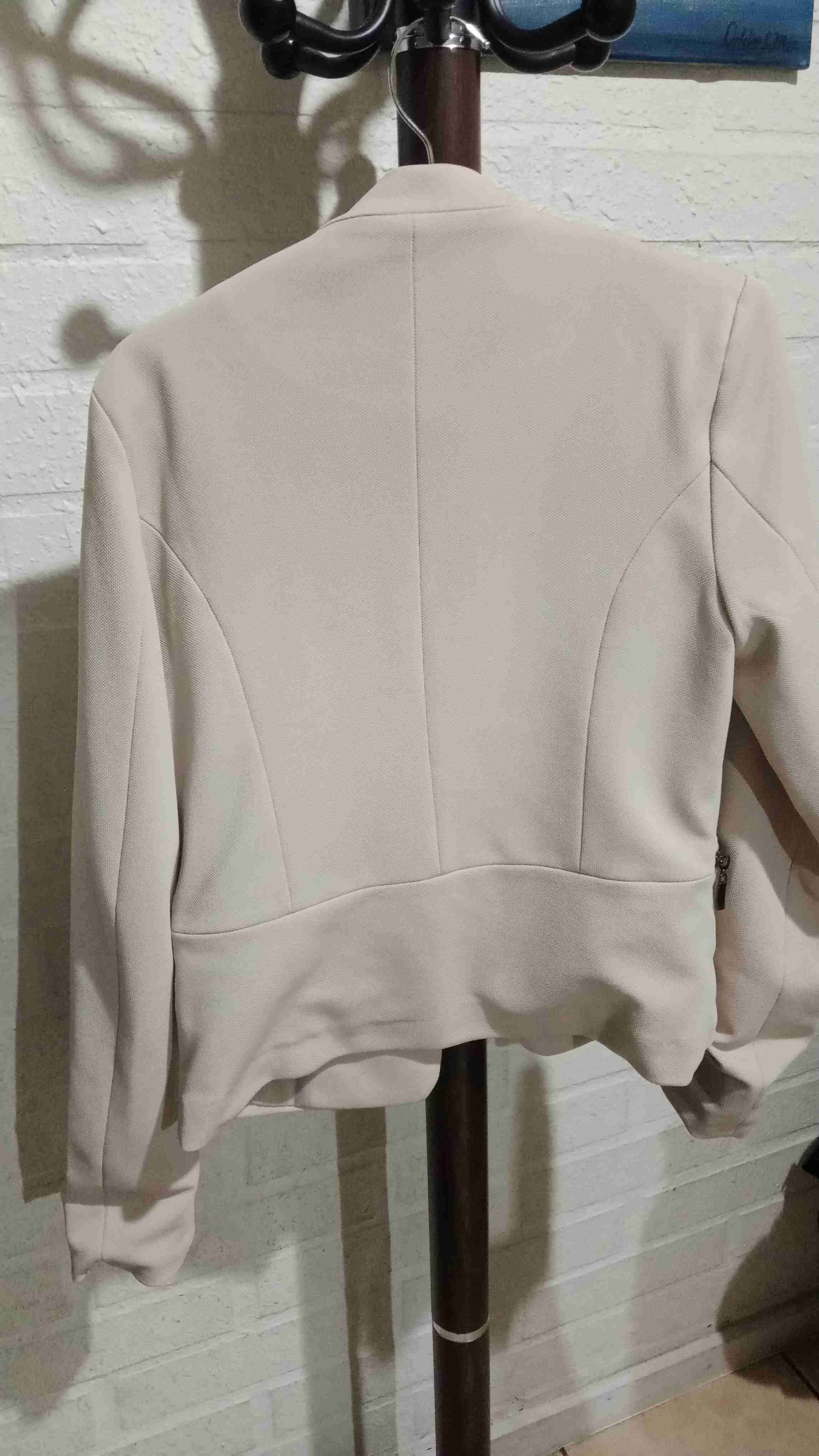 Blazer marca Alaniz beige - miniatura 4