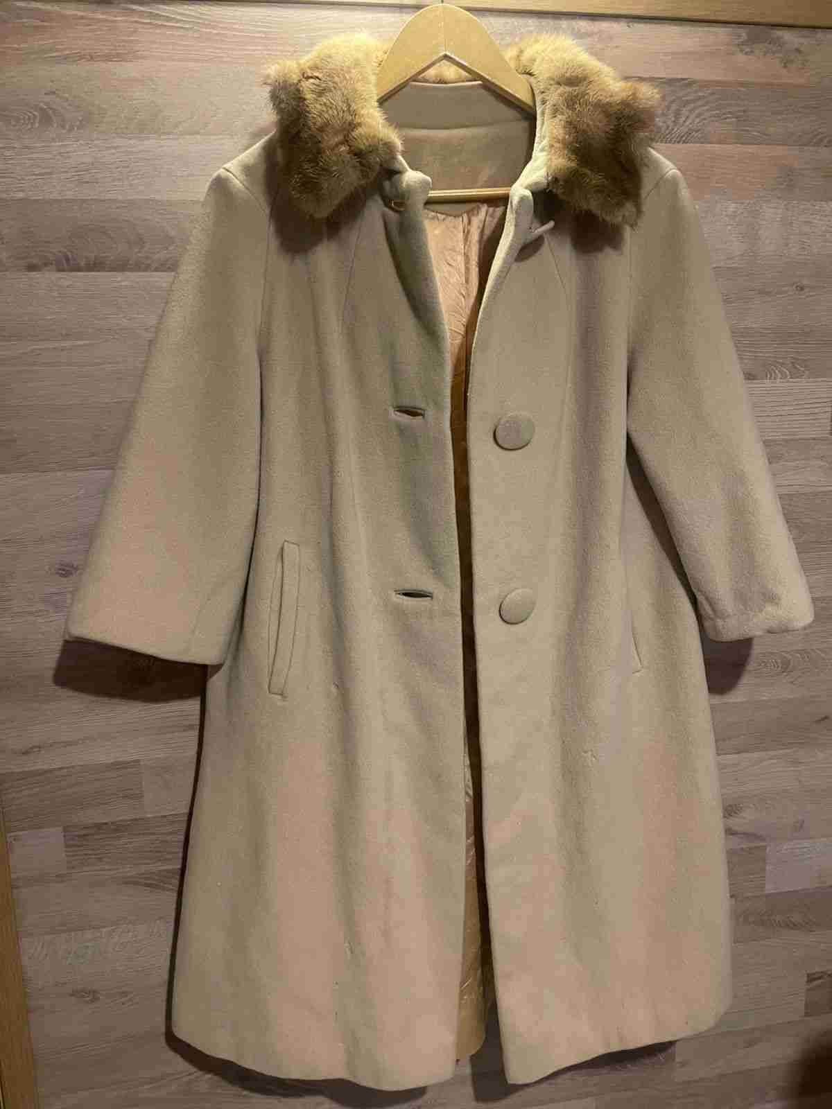 Abrigo beige con cuello de piel - miniatura 1