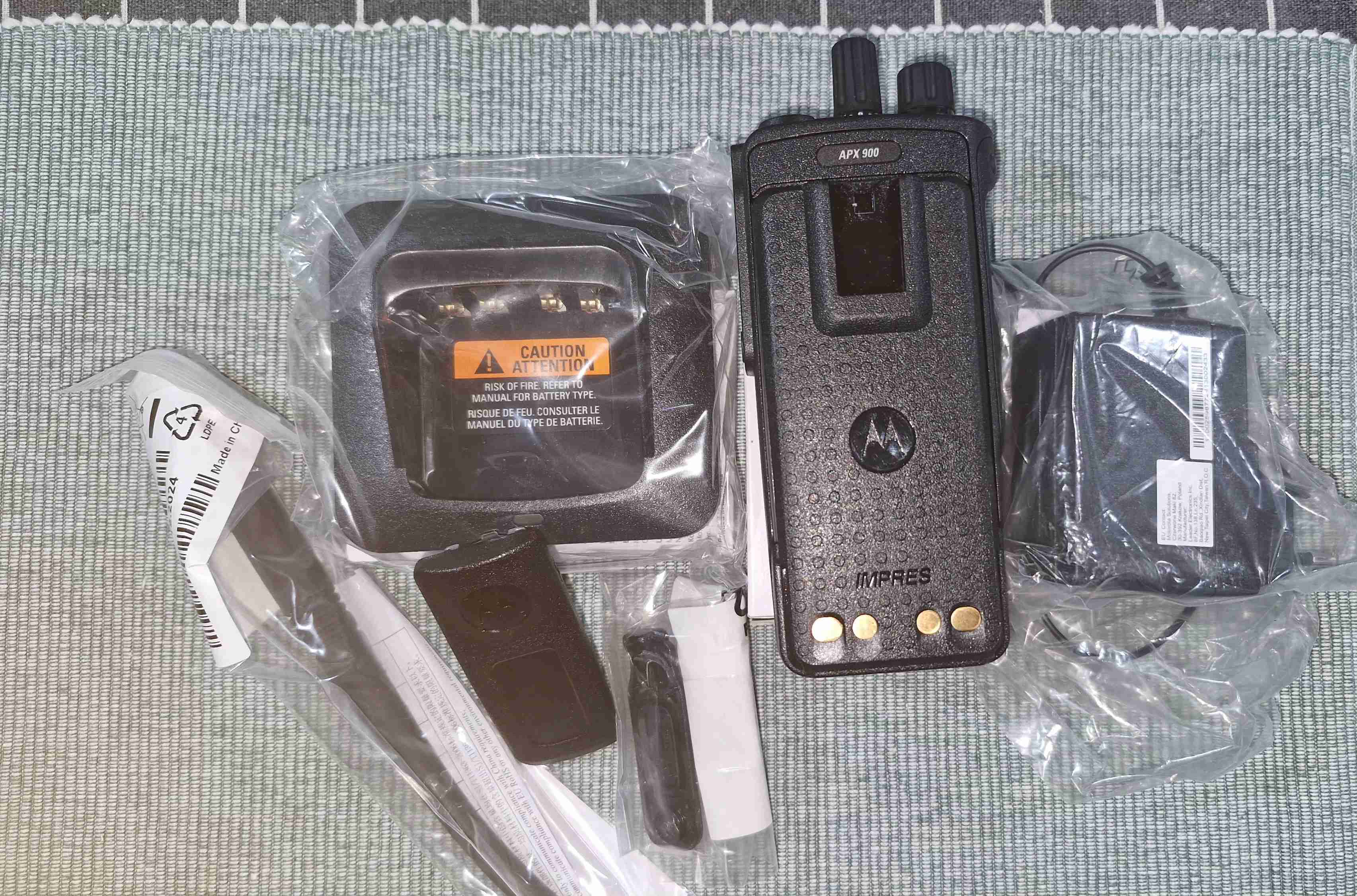 Radio Motorola APX 900 y accesorios - miniatura 1