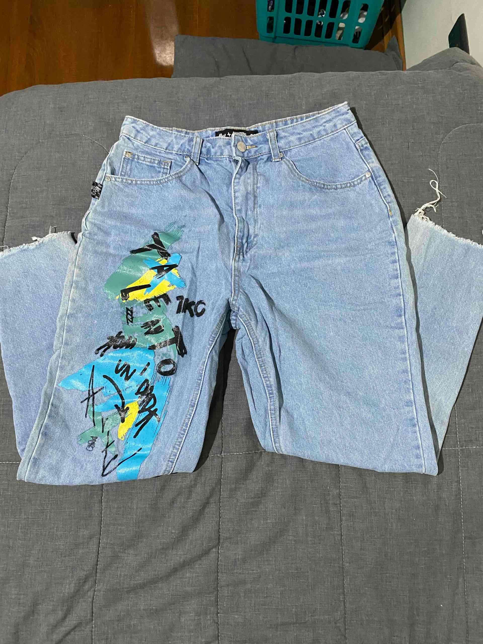 Jeans claros con diseño tipo graffiti - miniatura 1